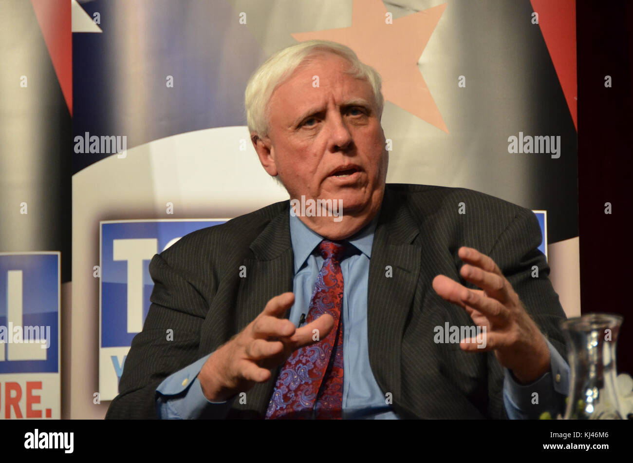 Dieses Bild von Jim Justice, das als Teil einer öffentlichen Sammlung aufgenommen wurde, zeigt die politische Figur, die für seine Rolle als Gouverneur von West Virginia bekannt ist. Seine Führung und seine Politik im Amt haben die Entwicklung des Staates geprägt. Stockfoto