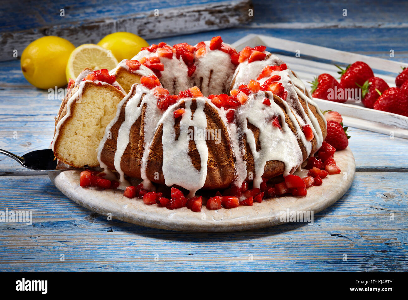 Nieselregen erdbeer zitrone bundt kuchen -Fotos und -Bildmaterial in ...