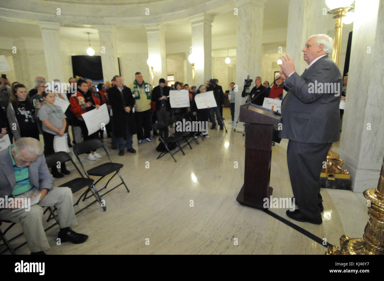 Jim Justice wird in einem offiziellen Kontext fotografiert und hebt seine Rolle als öffentliche Figur hervor. Das Bild fängt einen Moment aus seinem beruflichen Leben ein und zeigt seine Interaktion mit einem bestimmten Ereignis oder einer bestimmten Umgebung. Stockfoto