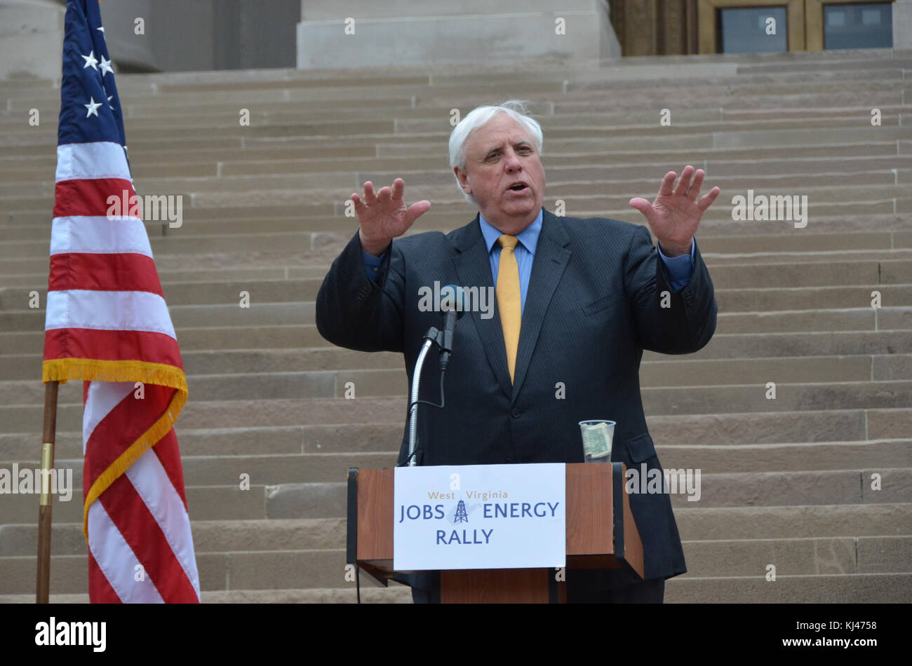 Jim Justice ist eine prominente politische Persönlichkeit, die vor allem für seine Rolle als Gouverneur von West Virginia bekannt ist. Sein Engagement in Wirtschaft und Politik hat die Staatsführung beeinflusst. Stockfoto
