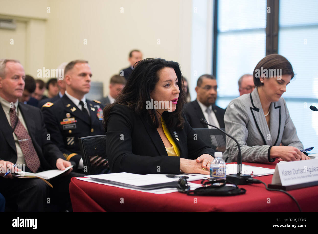 Der US-Senat Unterausschuss für militärischen Aufbau, Veterans Affairs, und kirchennahen Einrichtungen durchgeführt, ein Feld Anhörung auf dem Arlington National Cemetery (33736789945) Stockfoto