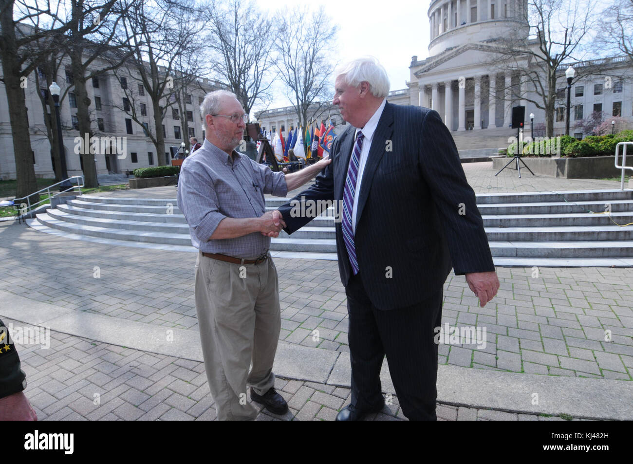 Dieses Bild zeigt Jim Justice, den Gouverneur von West Virginia, in einem Moment des öffentlichen Engagements oder der Führung, der seine Rolle in der Staatspolitik repräsentiert. Stockfoto