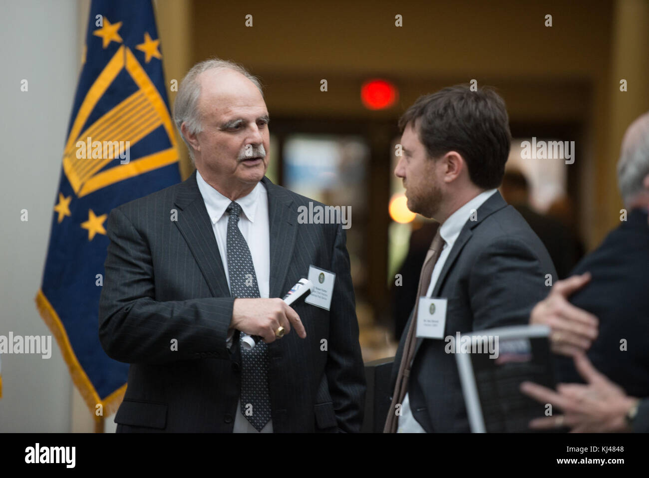 Dieses Bild zeigt die Eröffnungsrezeption einer Ausstellung aus dem Ersten Weltkrieg mit historischen Artefakten und Ausstellungen aus dem Krieg. Die Ausstellung beleuchtet die globalen Auswirkungen des Ersten Weltkriegs und seine bedeutende Rolle in der Geschichte. Stockfoto