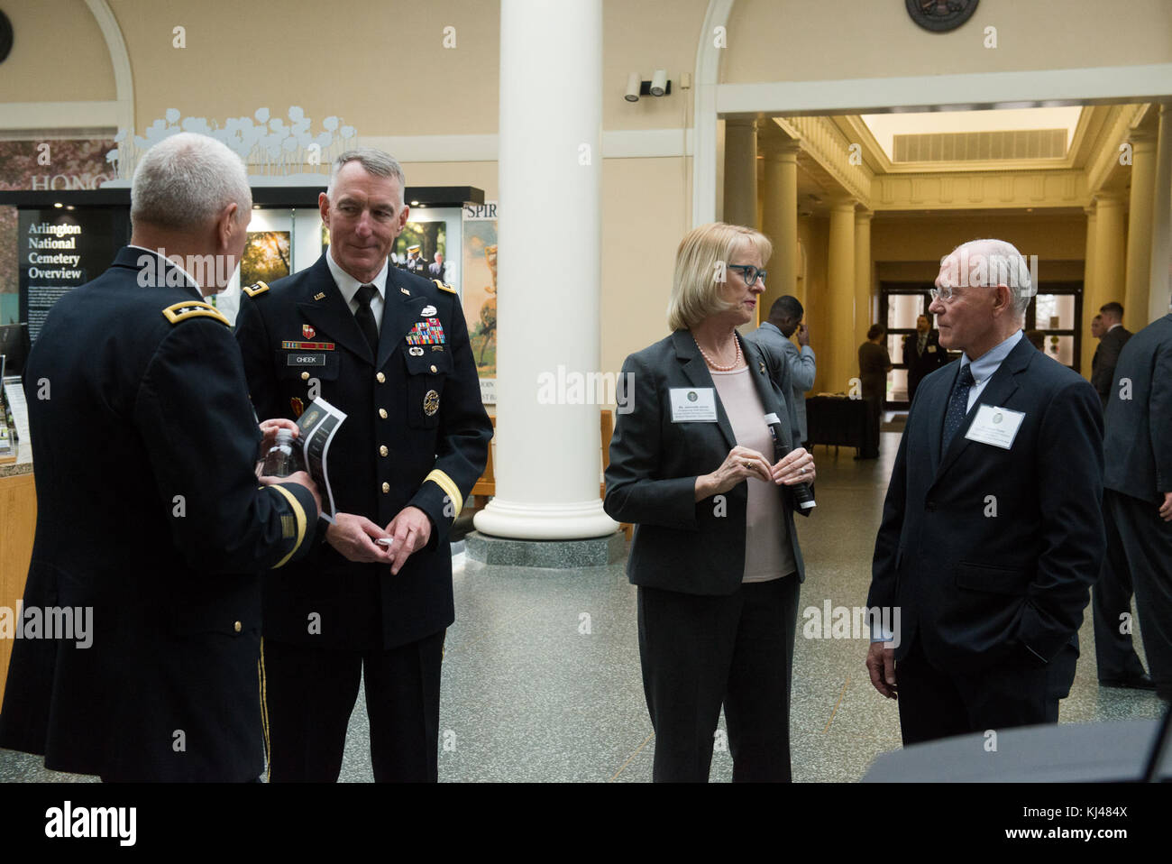 Die Eröffnungsrezeption einer Ausstellung aus dem Ersten Weltkrieg zeigt verschiedene Artefakte, Dokumente und visuelle Darstellungen, die die globalen Auswirkungen des Krieges widerspiegeln und Einblicke in die Erfahrungen der Soldaten und die geopolitischen Konsequenzen geben. Stockfoto