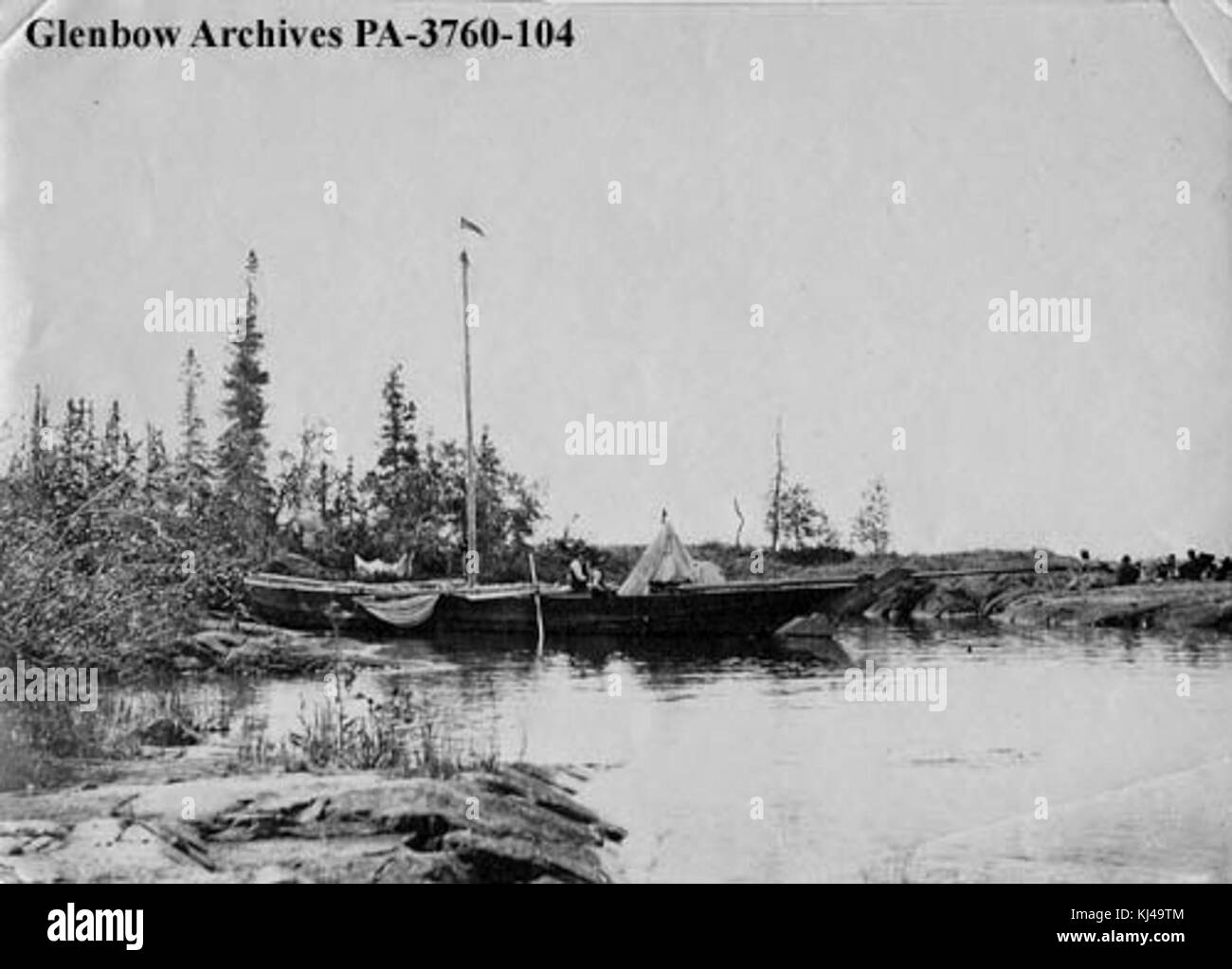 Dieses Bild zeigt ein York-Boot, ein historisches Boot, das in Kanada verwendet wird und an der Küste ruht. Sie stammt aus dem frühen 20. Jahrhundert und spiegelt die damaligen Transportmethoden wider. Stockfoto