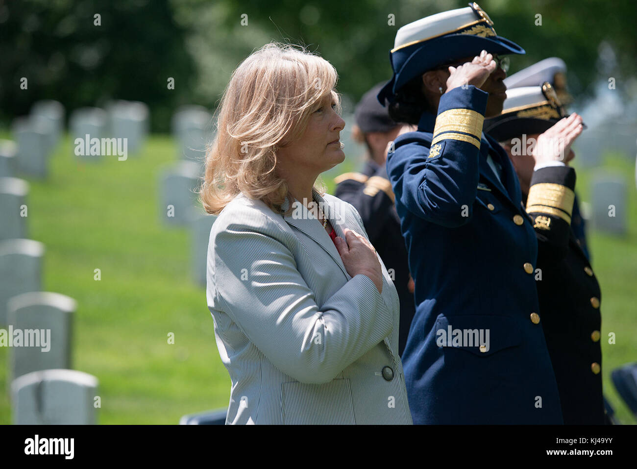 Kranzniederlegung Zeremonie auf dem Arlington National Cemetery für nationale Krankenschwestern Woche (33697724414) Stockfoto