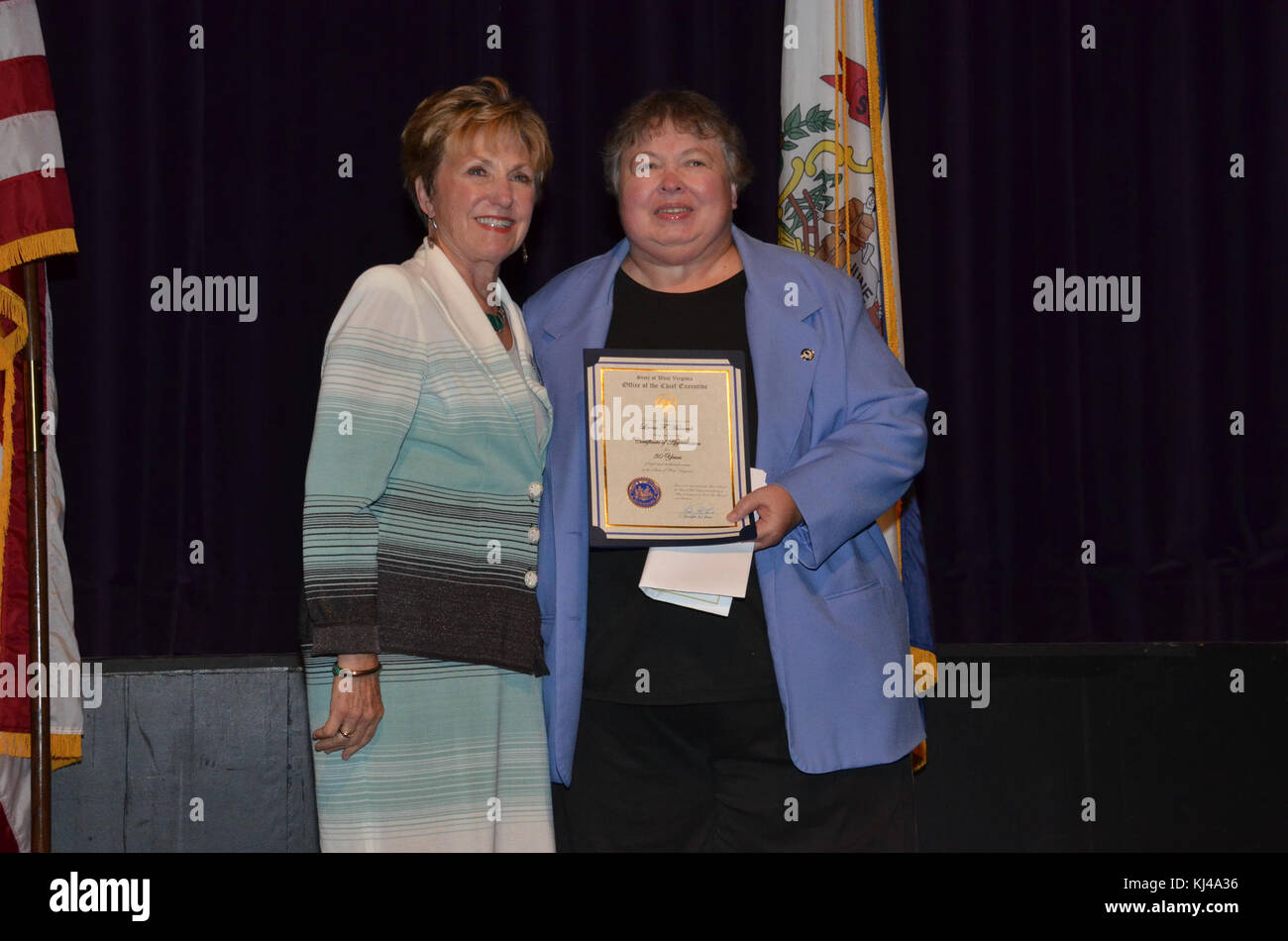 Ein Foto von Jim Justice, dem Gouverneur von West Virginia, das während einer offiziellen Veranstaltung aufgenommen wurde. Das Bild zeigt, wie er mit der Öffentlichkeit interagiert oder an einem formellen Treffen teilnimmt. Stockfoto