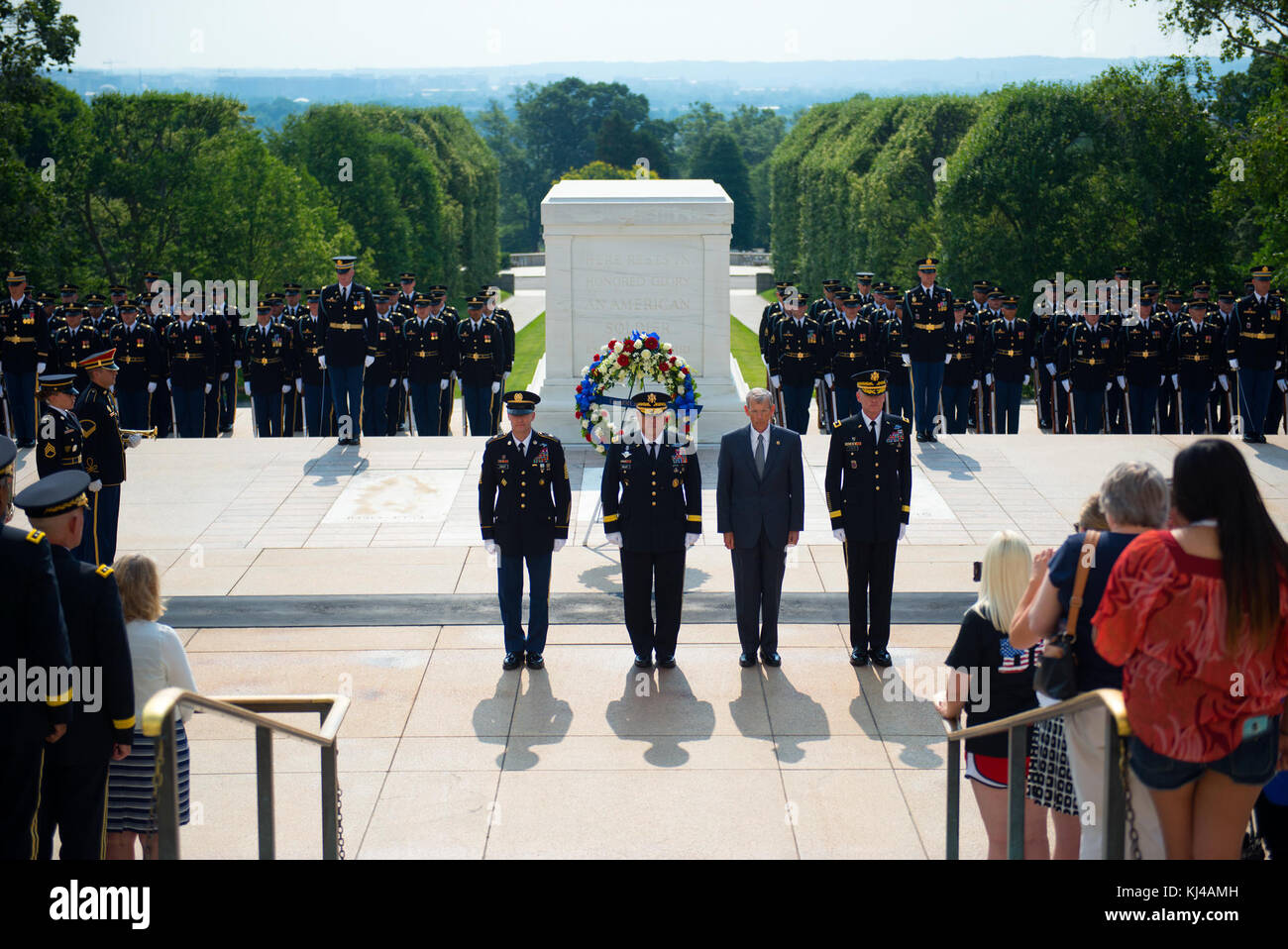 Us-Armee Führungskräfte beteiligen sich an eine Armee voller Ehrungen Kranz Zeremonie zu Ehren der 242Nd Geburtstag der US-Armee (35175773411) Stockfoto