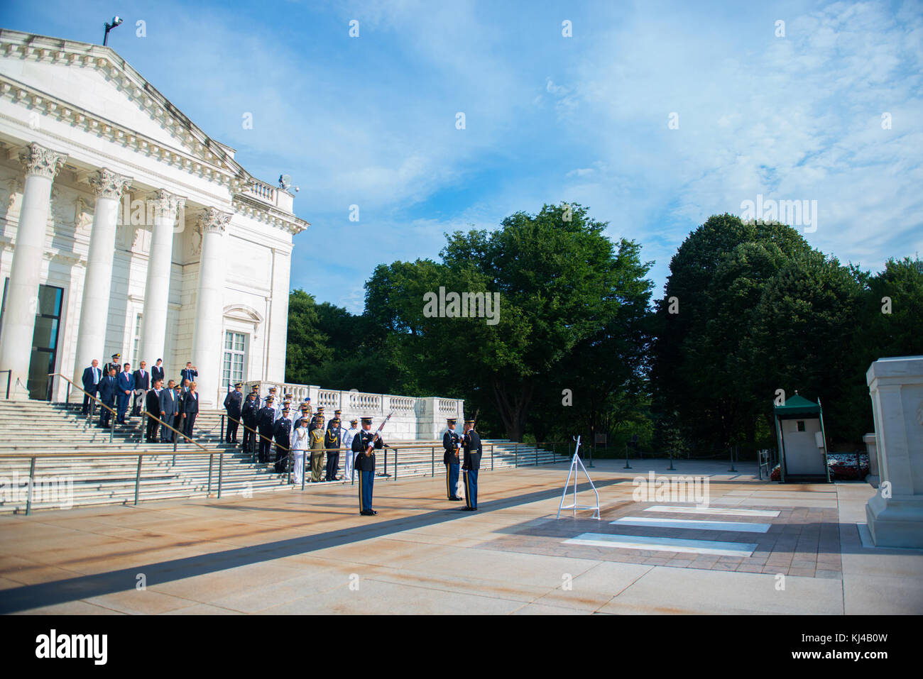 Der italienische Minister für Verteidigung Roberta Pinotti beteiligt sich an einem Wreath-Laying Zeremonie am Grab des Unbekannten Soldaten auf dem Arlington National Cemetery (35471989360) Stockfoto