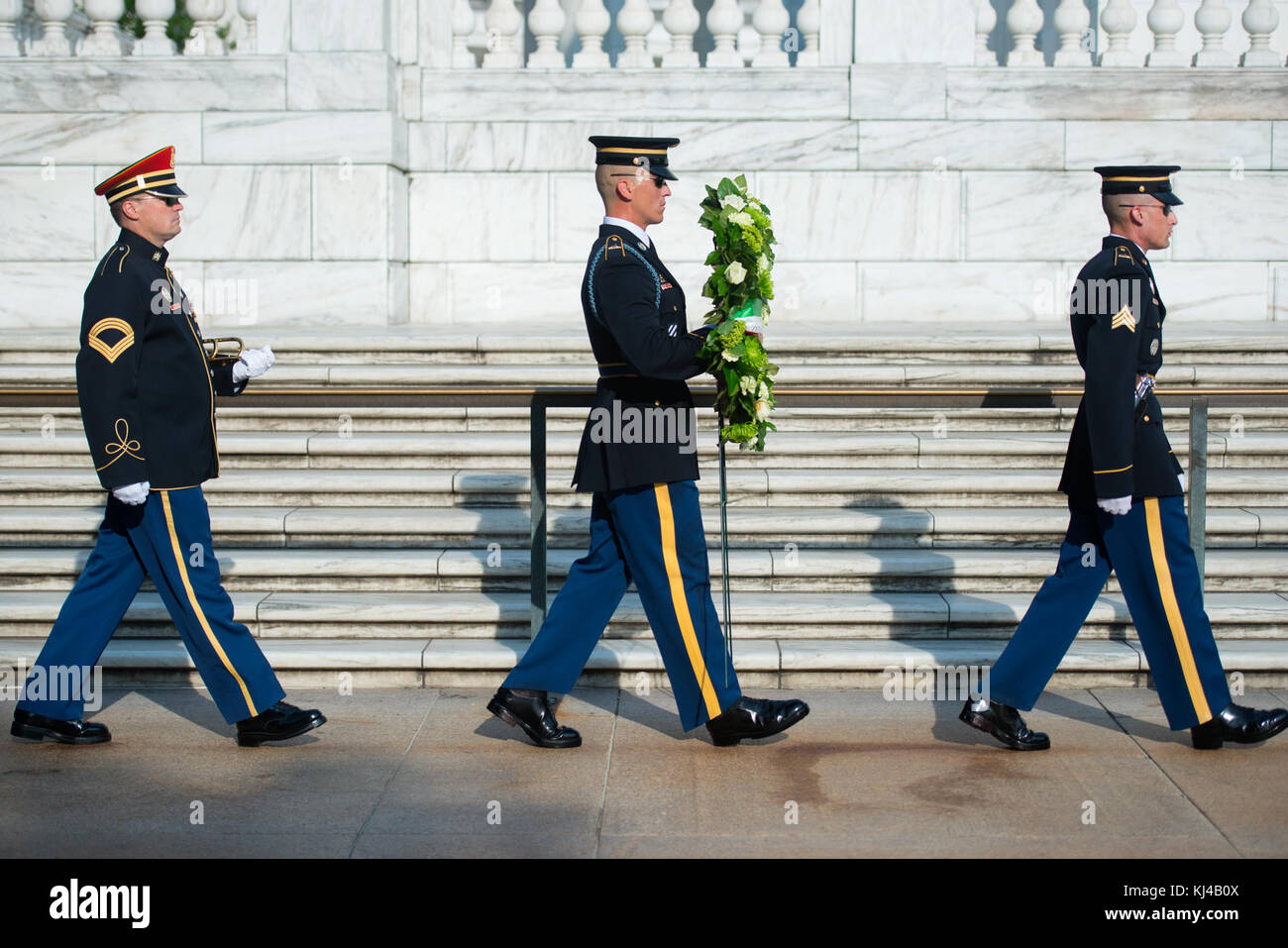 Der italienische Minister für Verteidigung Roberta Pinotti beteiligt sich an einem Wreath-Laying Zeremonie am Grab des Unbekannten Soldaten auf dem Arlington National Cemetery (35471879780) Stockfoto