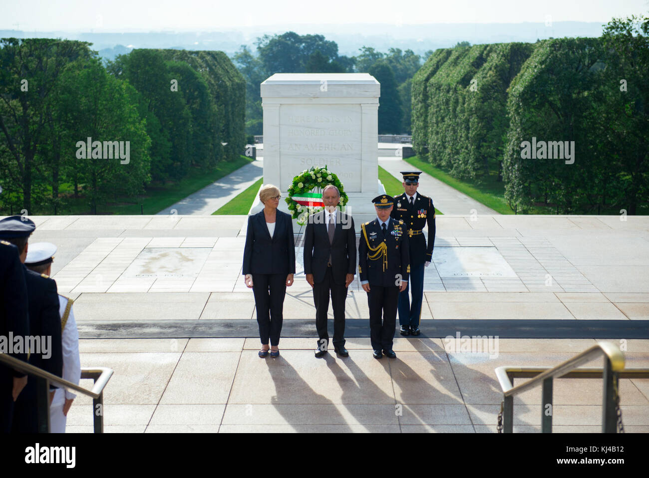 Der italienische Minister für Verteidigung Roberta Pinotti beteiligt sich an einem Wreath-Laying Zeremonie am Grab des Unbekannten Soldaten auf dem Arlington National Cemetery (35690393912) Stockfoto
