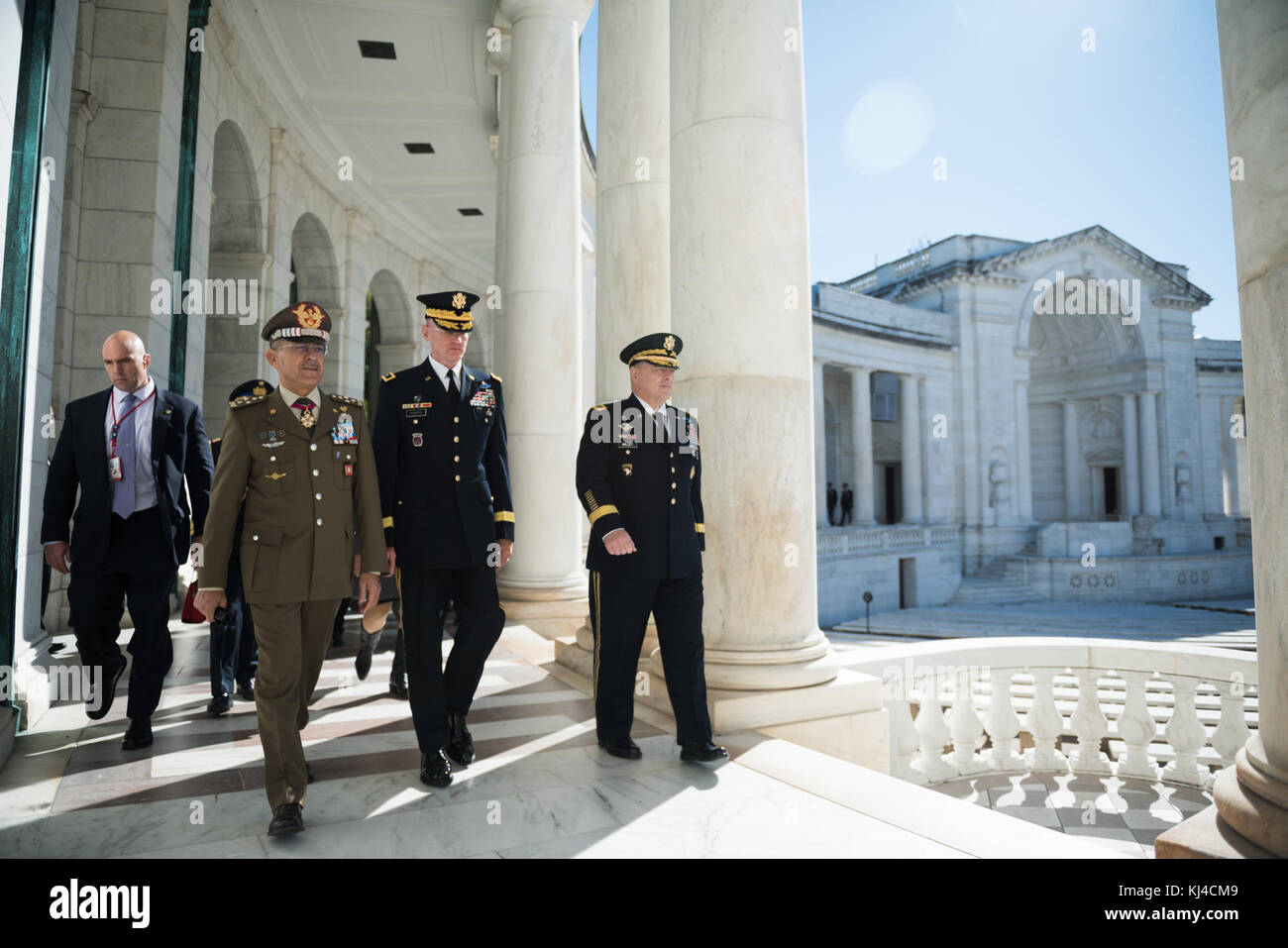 Chef des Stabes der Italienischen Armee, Generalleutnant Danilo Errico, beteiligt sich an eine Armee voller Ehrungen Wreath-Laying Zeremonie am Grab des Unbekannten Soldaten auf dem Arlington National Cemetery (23943386818) Stockfoto