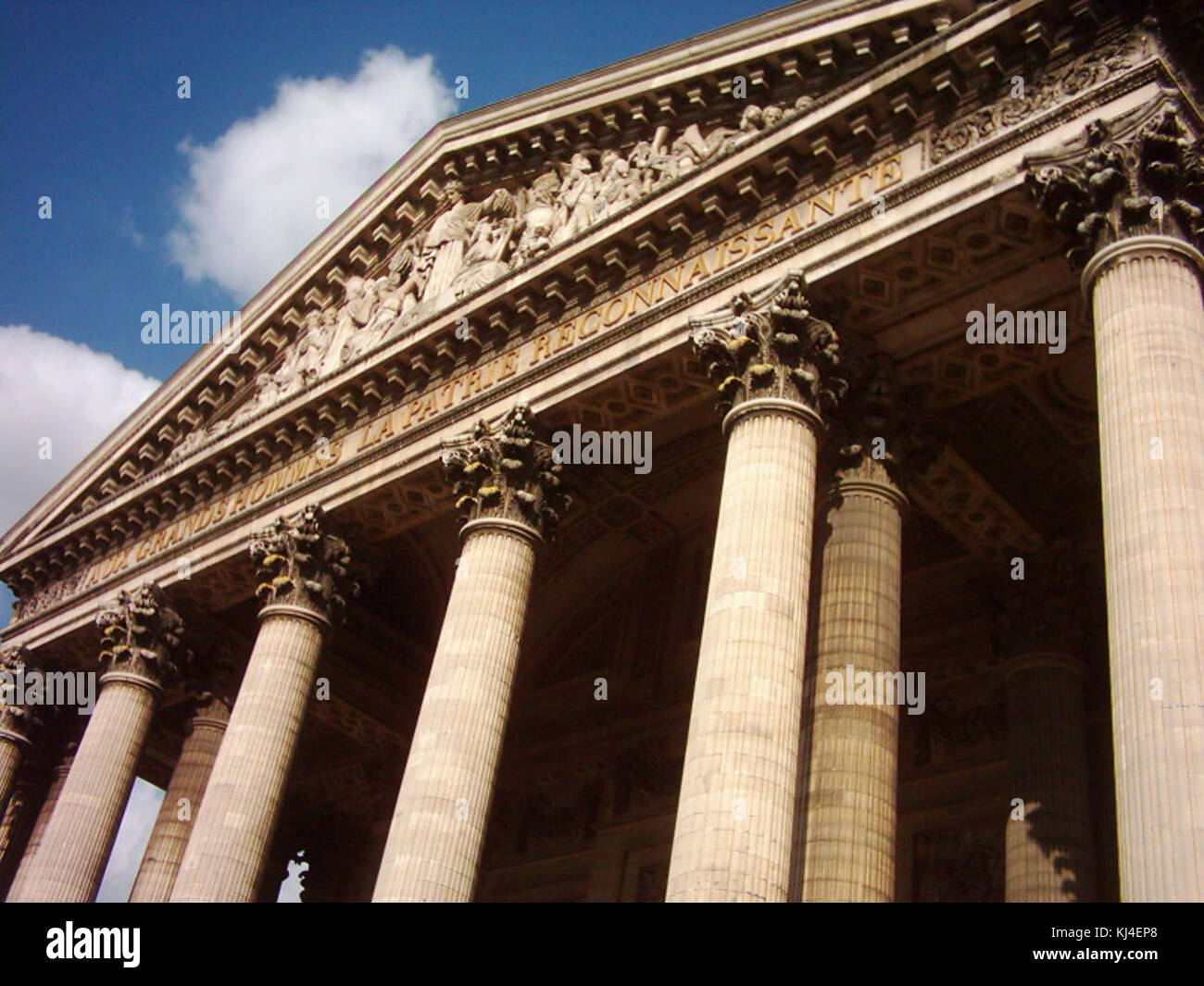 Eine Fotografie des fronton (Giebel) des Pariser Pantheons, eines neoklassizistischen Gebäudes in Frankreich. Das fronton verfügt über klassische architektonische Elemente und Skulpturen, die die französische Geschichte repräsentieren. Stockfoto