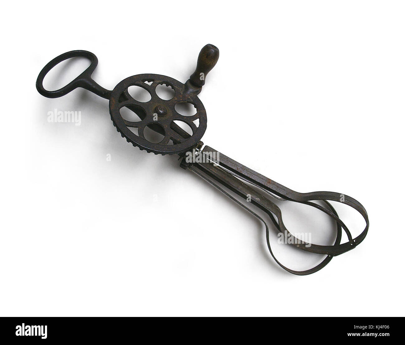 Dieses Bild zeigt einen Vintage-Küchenmischer, wahrscheinlich aus der Mitte des 20. Jahrhunderts, der das Design und die Technologie von Küchengeräten aus dieser Zeit widerspiegelt. Stockfoto