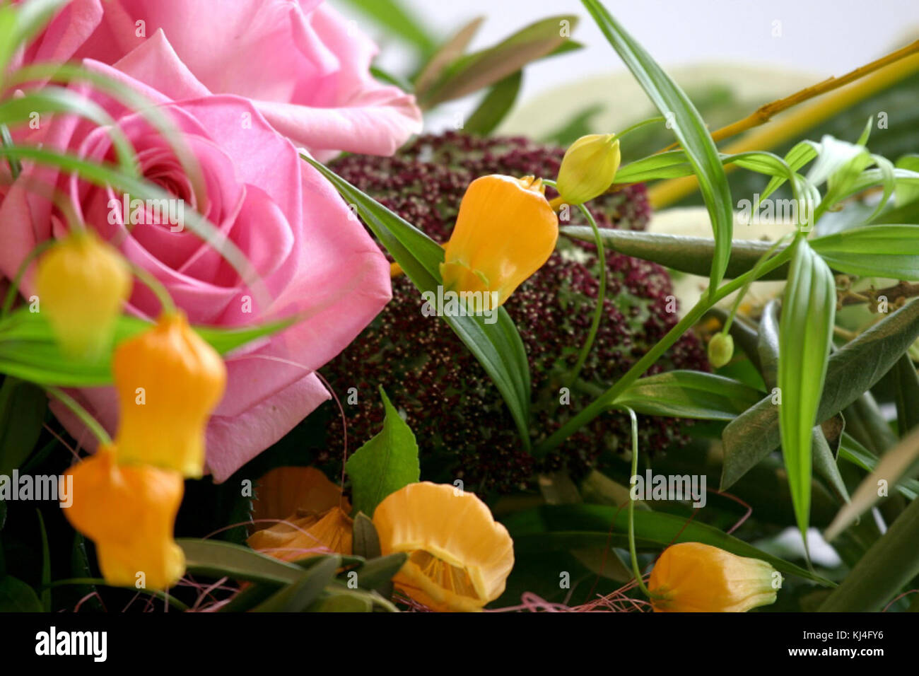 Dieses Bild zeigt eine Bildtankstelle, die die deutsche Architektur des frühen 20. Jahrhunderts und Tankstellen in Europa widerspiegelt. Stockfoto