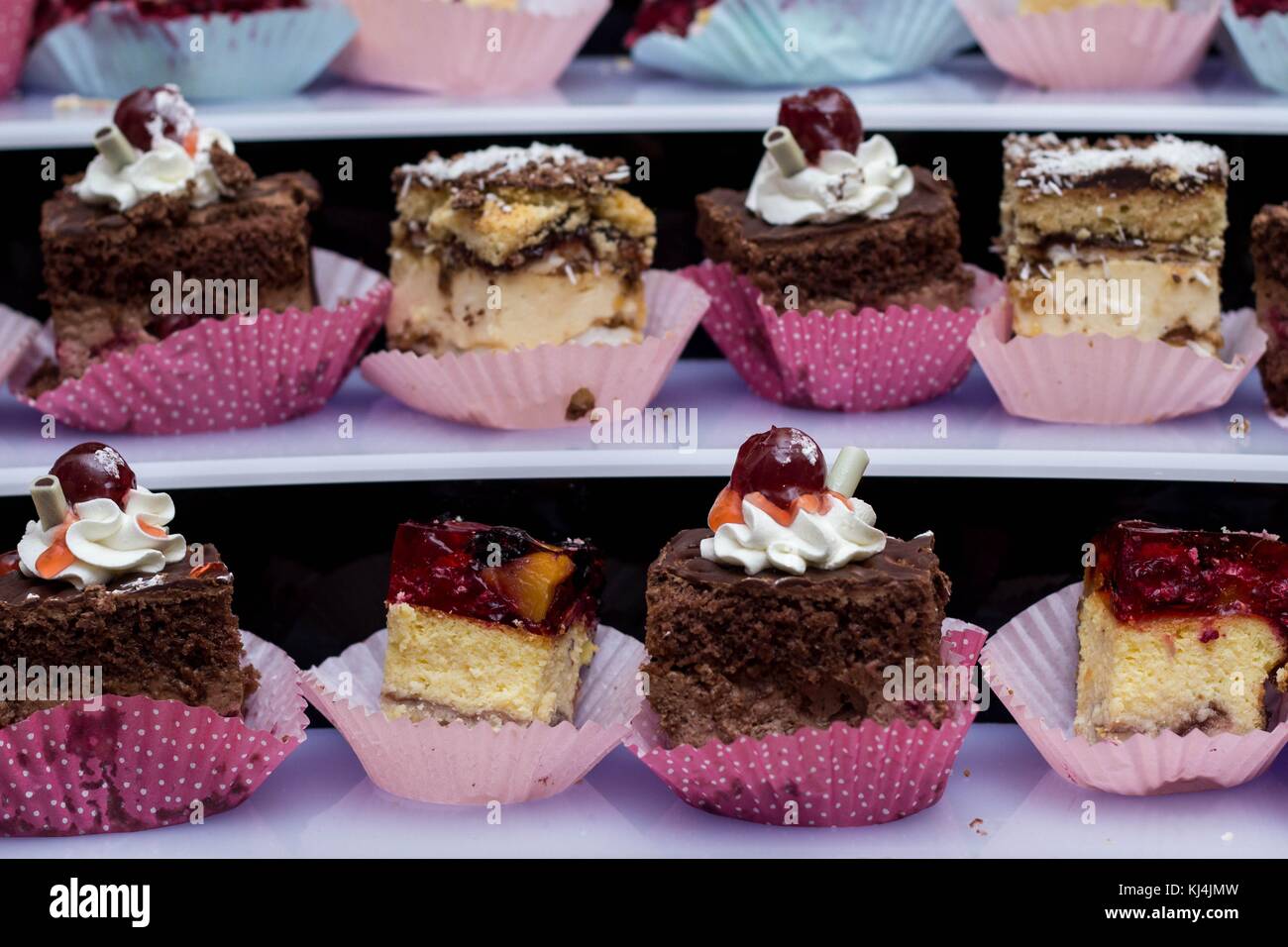 Süße Frühstück Buffet mit Kuchen und Muffins in einer Pyramide gestapelt - leckere Kuchen: Schokolade und Gelee Stockfoto