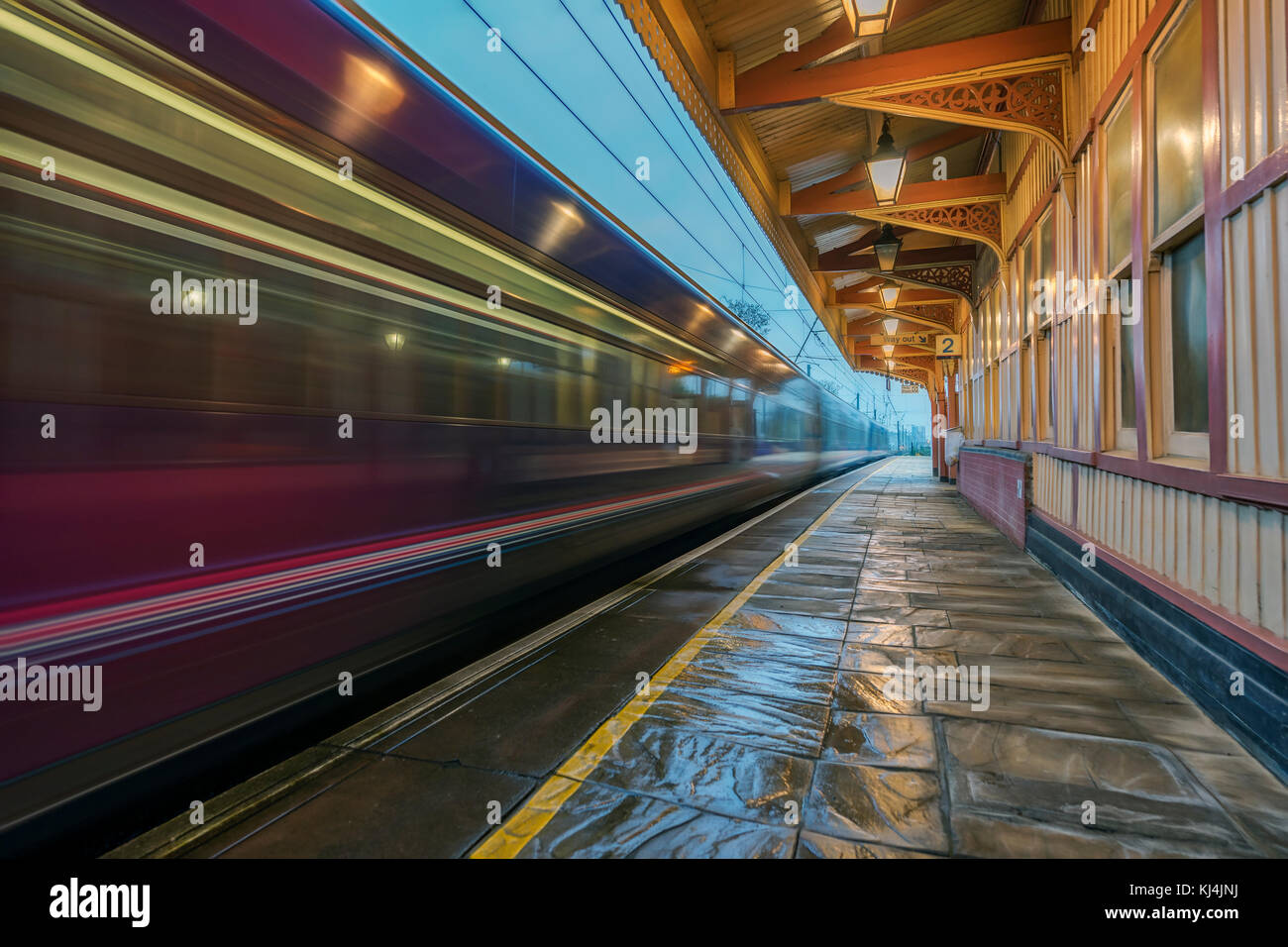 Zug Durchfahren eines viktorianischen älteren Stil Station bei der Geschwindigkeit Stockfoto