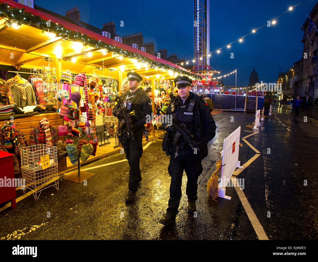 Zwei bewaffnete Polizisten auf Streife in der George Street Edinburgh während der Weihnachtszeit. Stockfoto