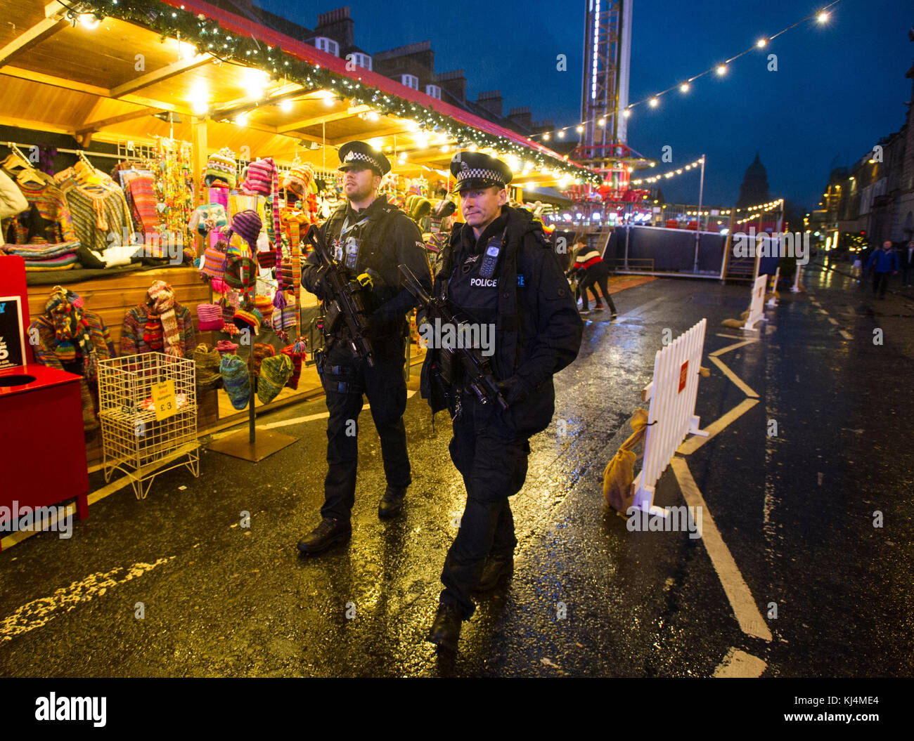Zwei bewaffnete Polizisten auf Streife in der George Street Edinburgh während der Weihnachtszeit. Stockfoto
