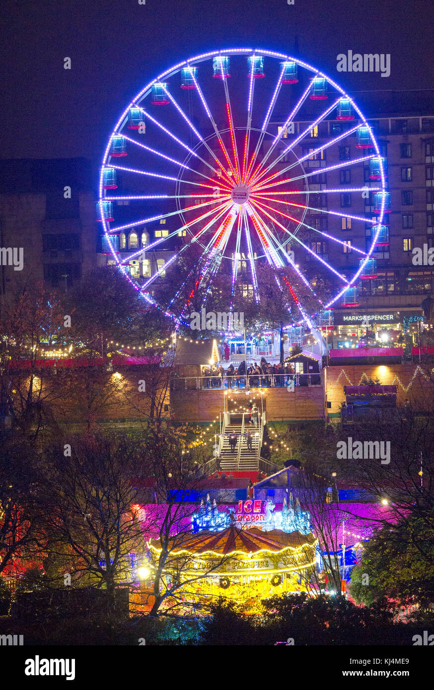 Edinburgh Weihnachten; das Riesenrad und andere Unterhaltung in der Princes Street Gardens und Edinburgh. Stockfoto