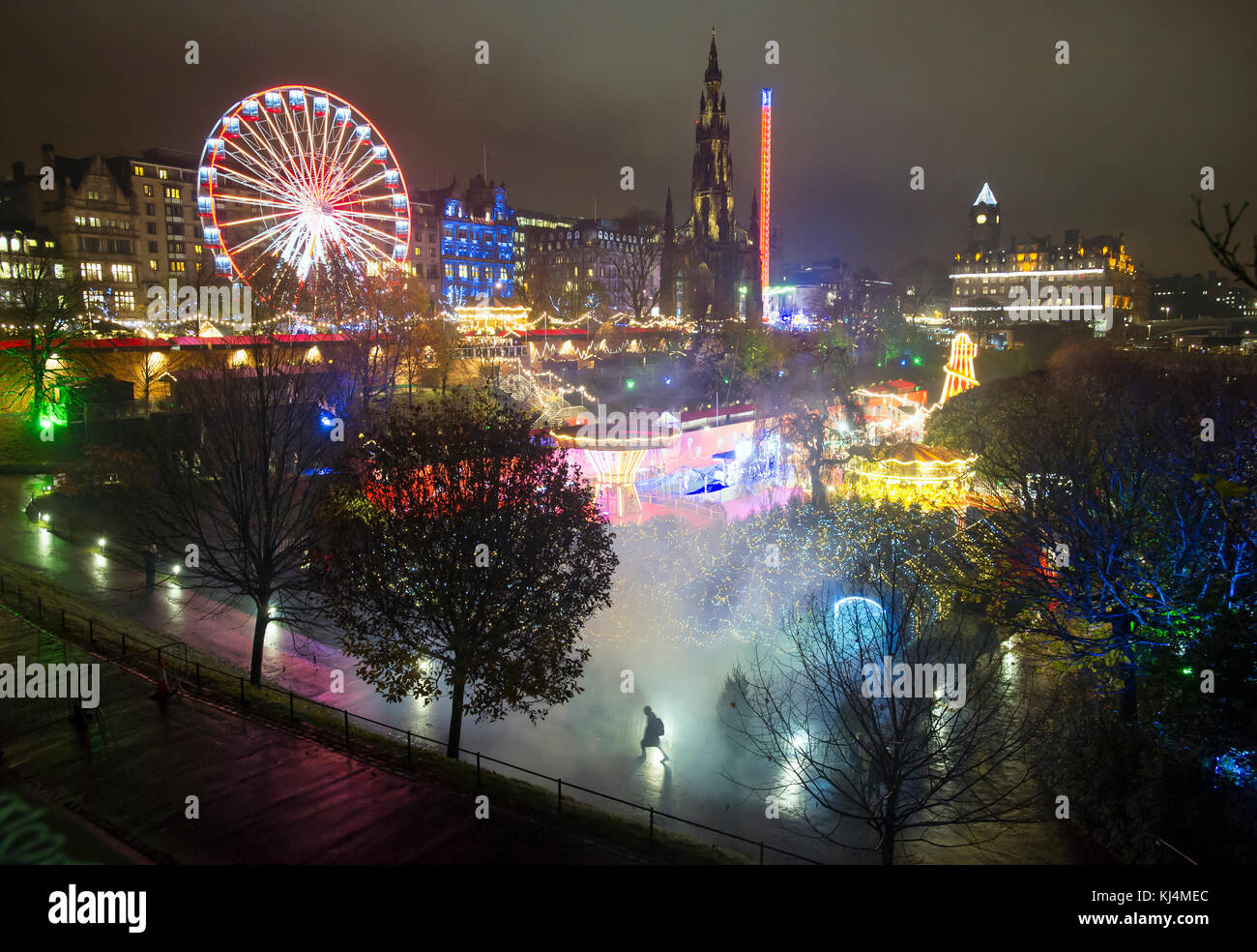 Edinburgh Weihnachten; das Riesenrad und andere Unterhaltung in der Princes Street Gardens und Edinburgh. Stockfoto