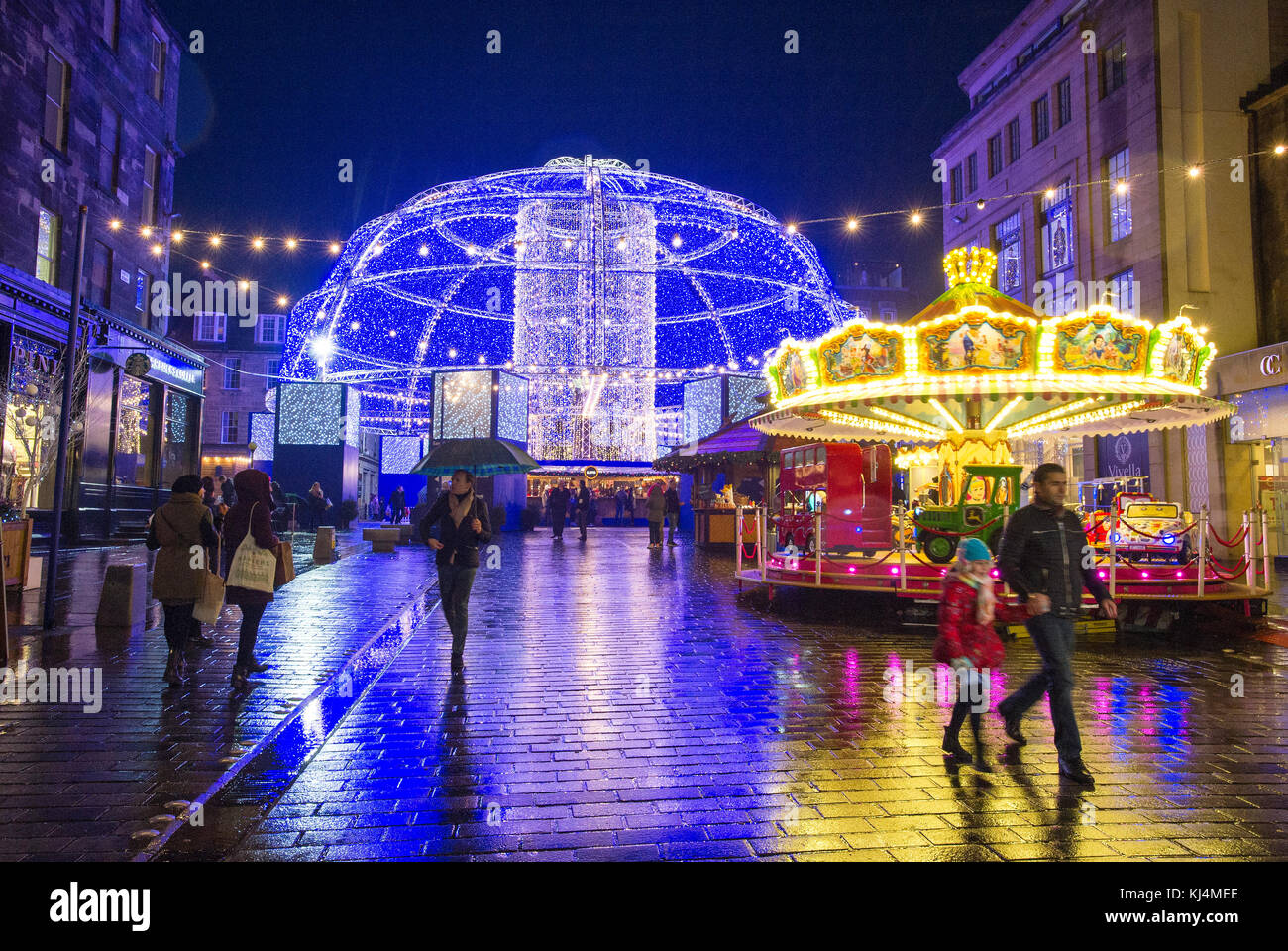 Weihnachtsbeleuchtung und Unterhaltung in der George Street, Edinburgh Stockfoto