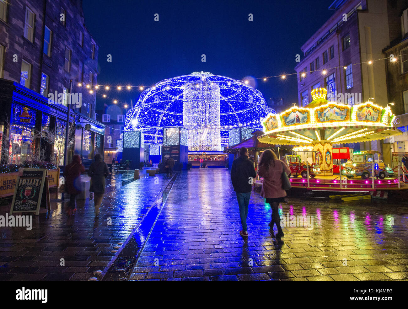 Weihnachtsbeleuchtung und Unterhaltung in der George Street, Edinburgh Stockfoto