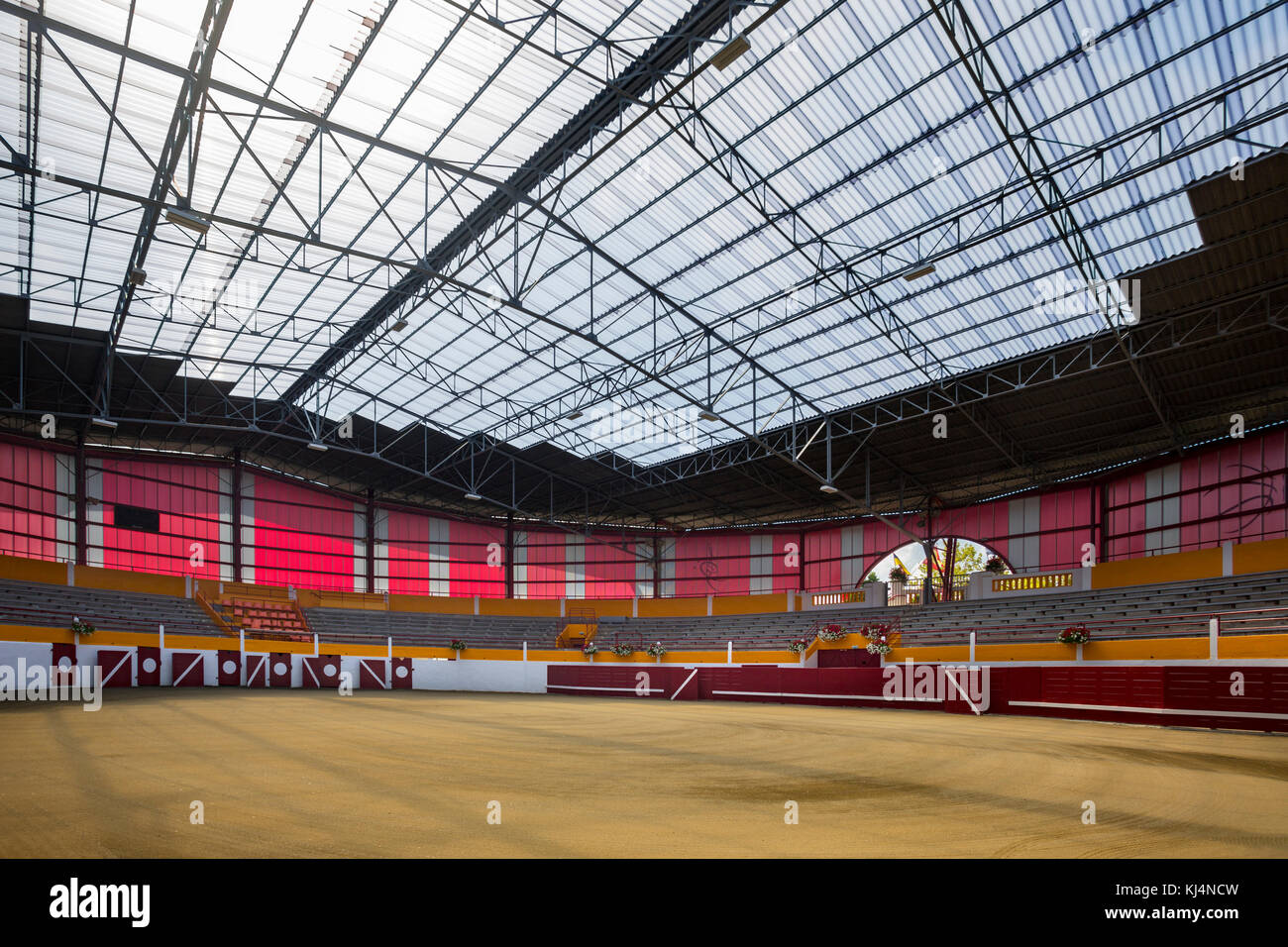 Eine Innenansicht der vor Kurzem renovierten Pomarez Arena (40360) (Landes (40), Nouvelle-Aquitaine, Frankreich). Stockfoto