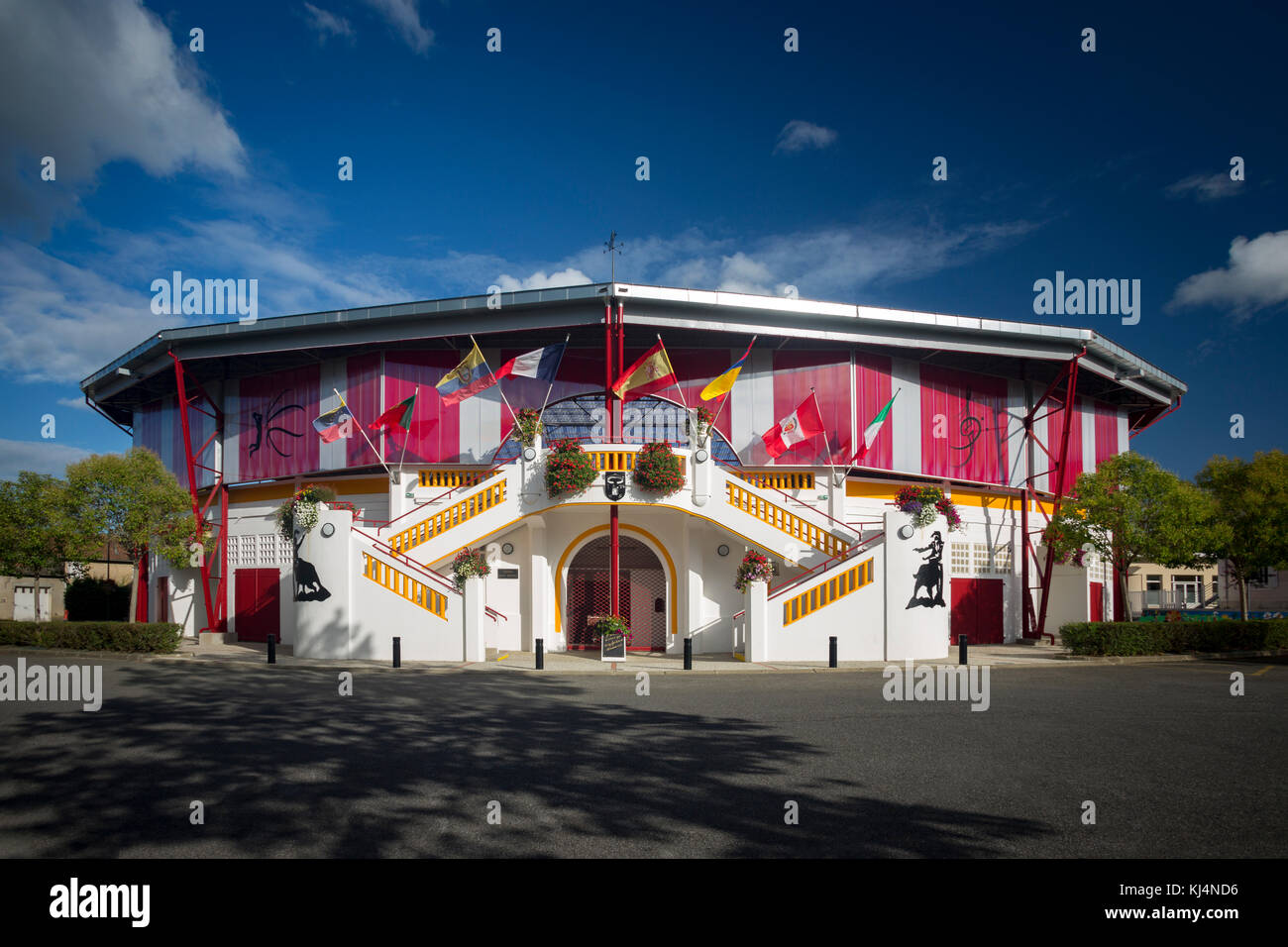 Eine Außenansicht der vor Kurzem renovierten Pomarez Arena (40360) (Landes (40), Nouvelle-Aquitaine, Frankreich). Stockfoto