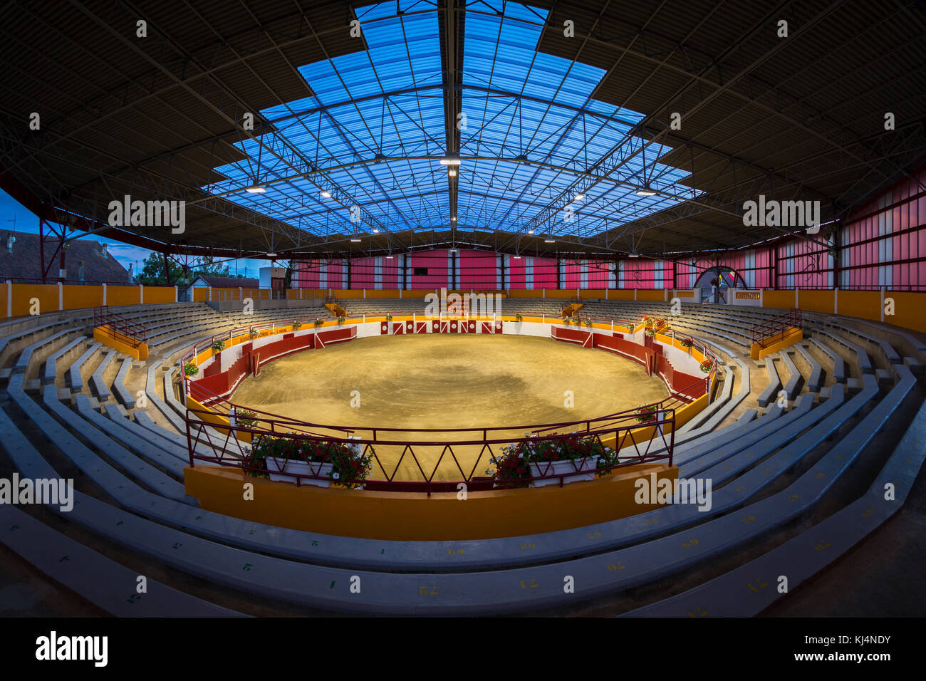 In der Abenddämmerung, ein Blick in das Innere der vor Kurzem renovierten Pomarez Arena (40360) (Landes (40), Nouvelle-Aquitaine, Frankreich). Stockfoto