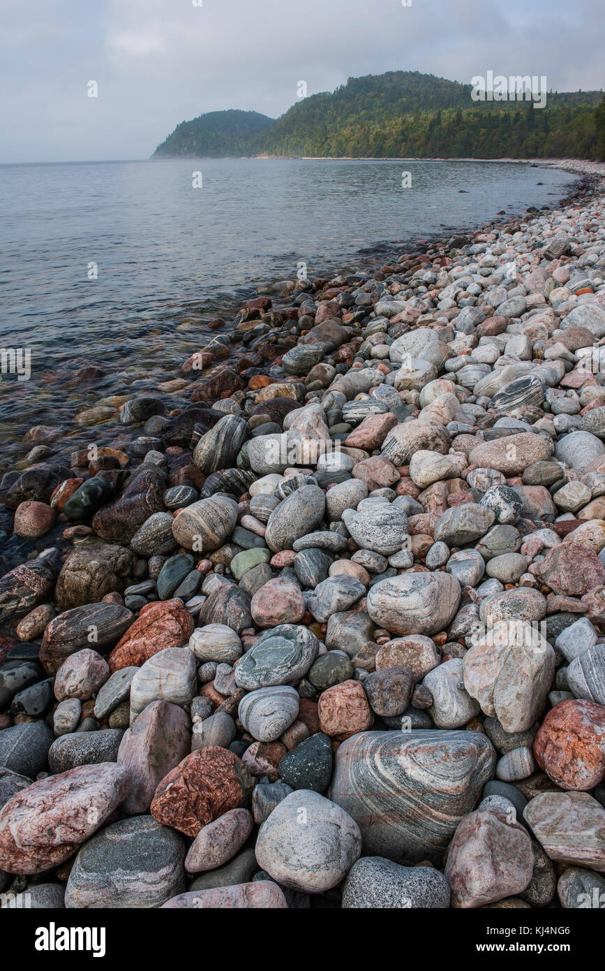 Gepflasterten Strand, in der Nähe von Coldwater River, Lake Superior Provincial Park, Ontario, Kanada, von Bruce Montagne/Dembinsky Foto Assoc Stockfoto