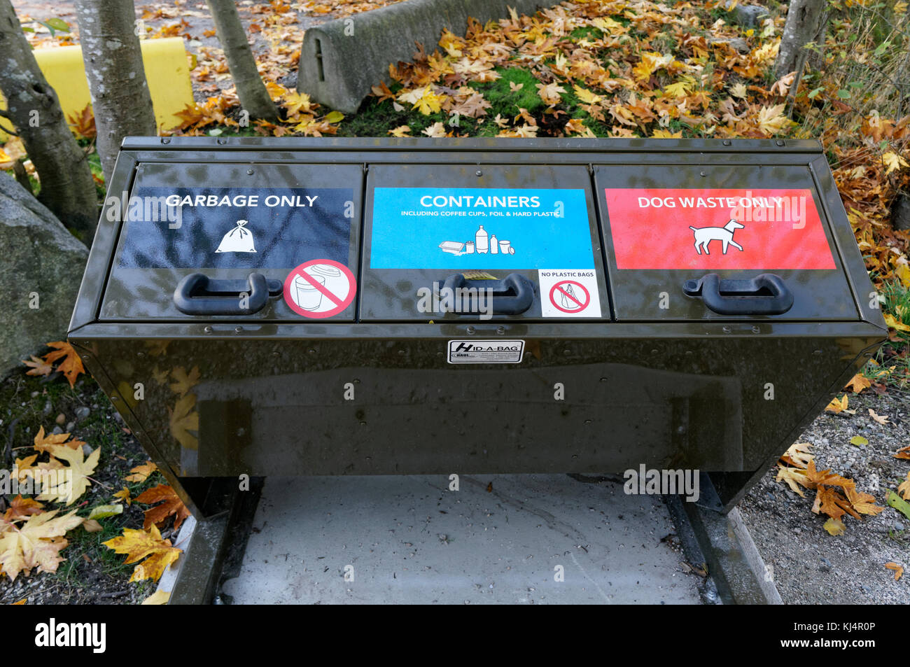 Outdoor Abfall und Recycling Gefäße in einem Park in Vancouver, BC, Kanada Stockfoto