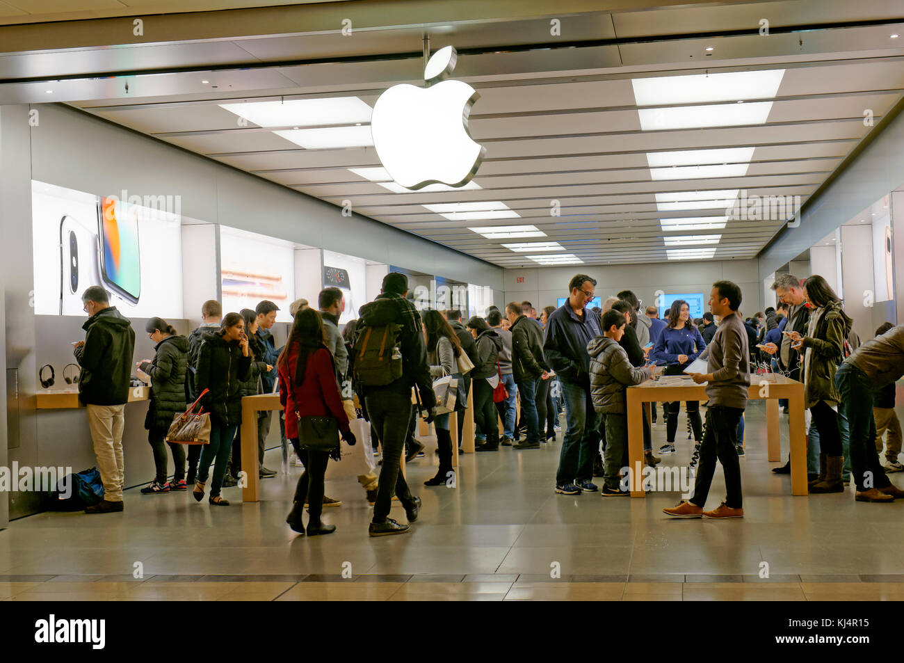 Menschen surfen auf elektronische Produkte im Apple Pacific Centre Store in der Pacific Center Mall, Vancouver, BC, Kanada Stockfoto