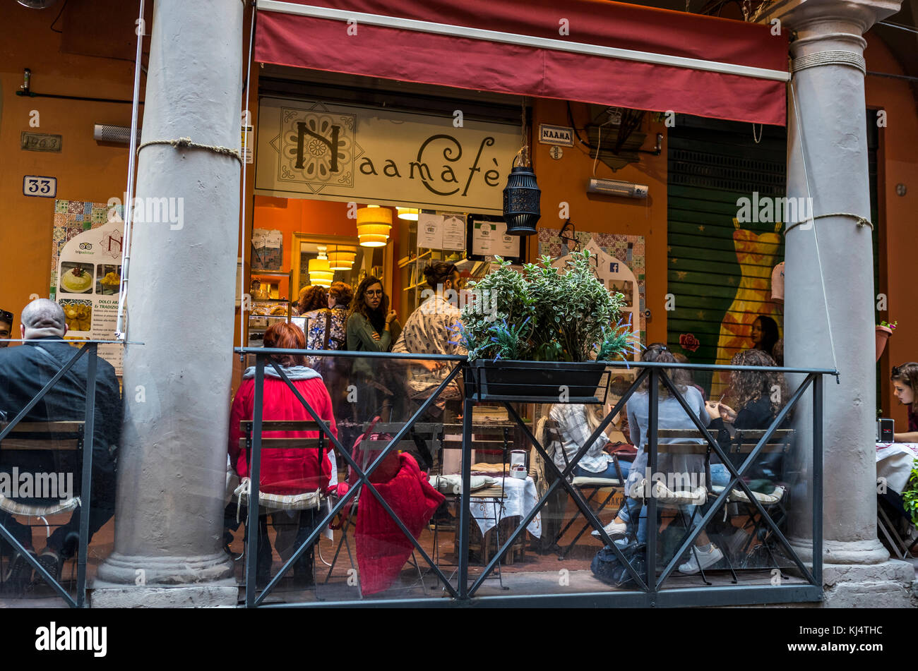 Naama Cafe. Das Leben in der Stadt Bologna, Italien. Stockfoto