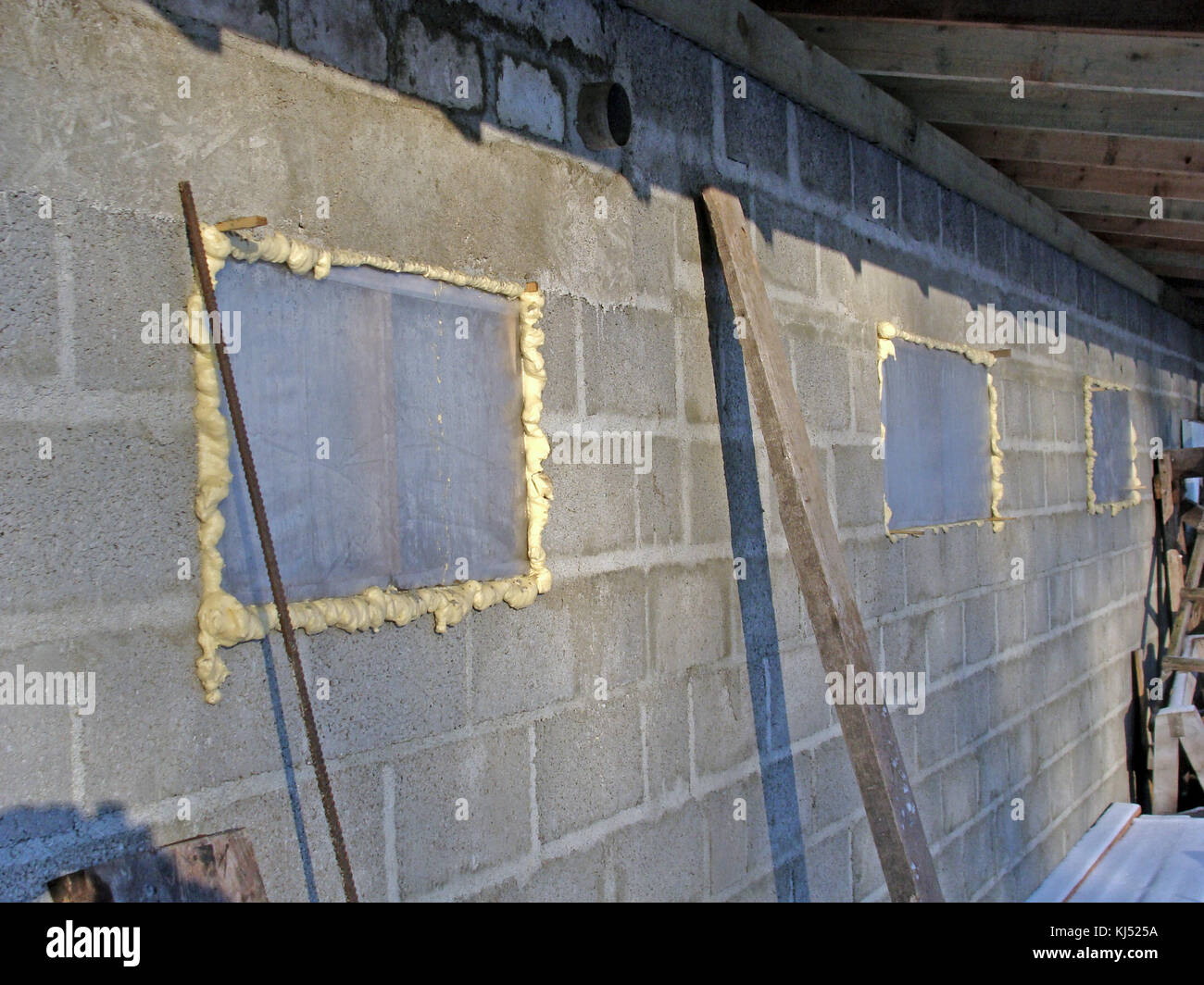 Auf Scheune im Bau Fenster Glas ist mit Folie und Montage Schaum ersetzt  Stockfotografie - Alamy