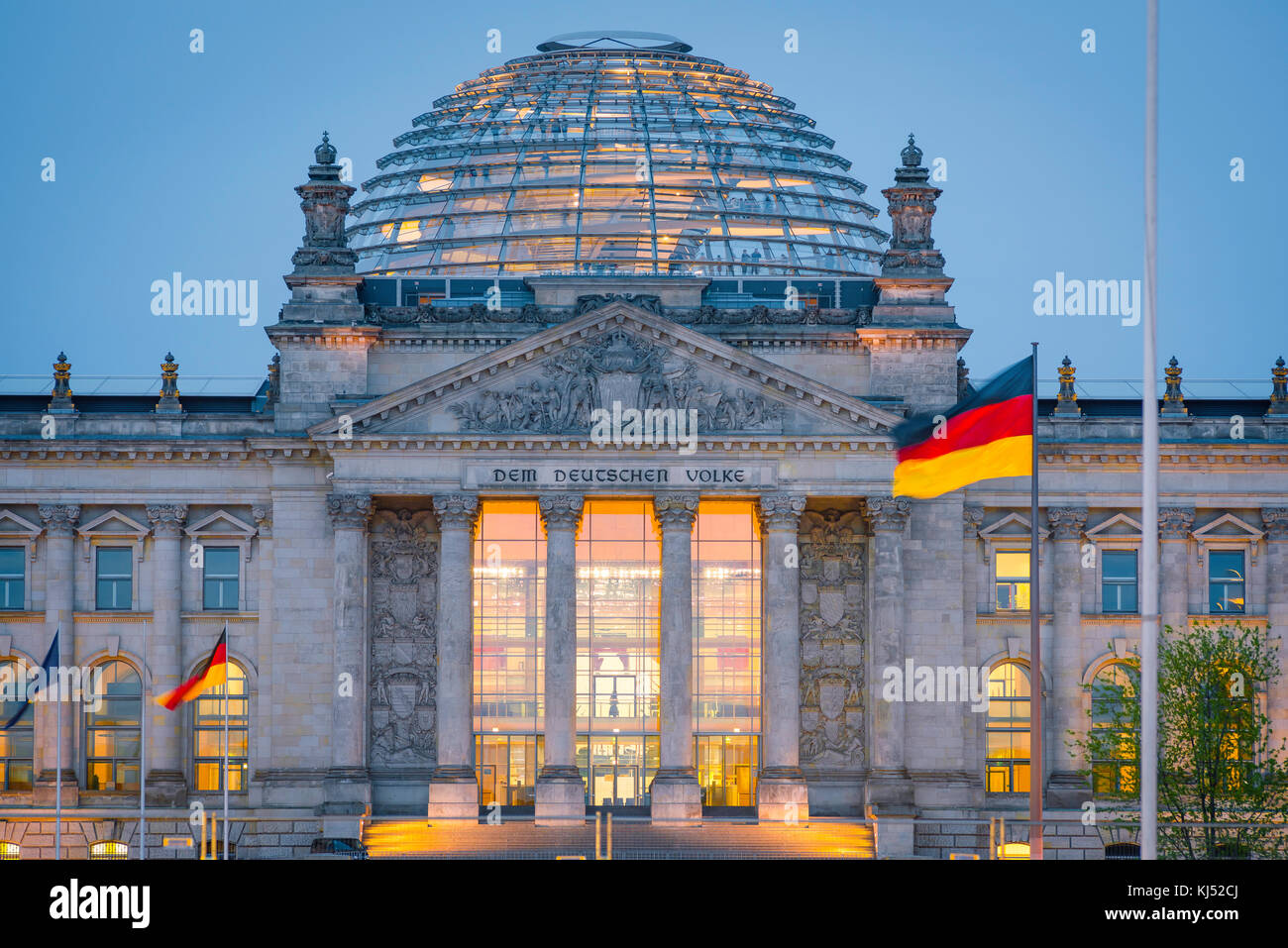Der Berliner Reichstag, Blick in die Abenddämmerung des reichstagsparlamentgebäudes mit Glaskuppel und Lichthof, Berlin, Deutschland. Stockfoto