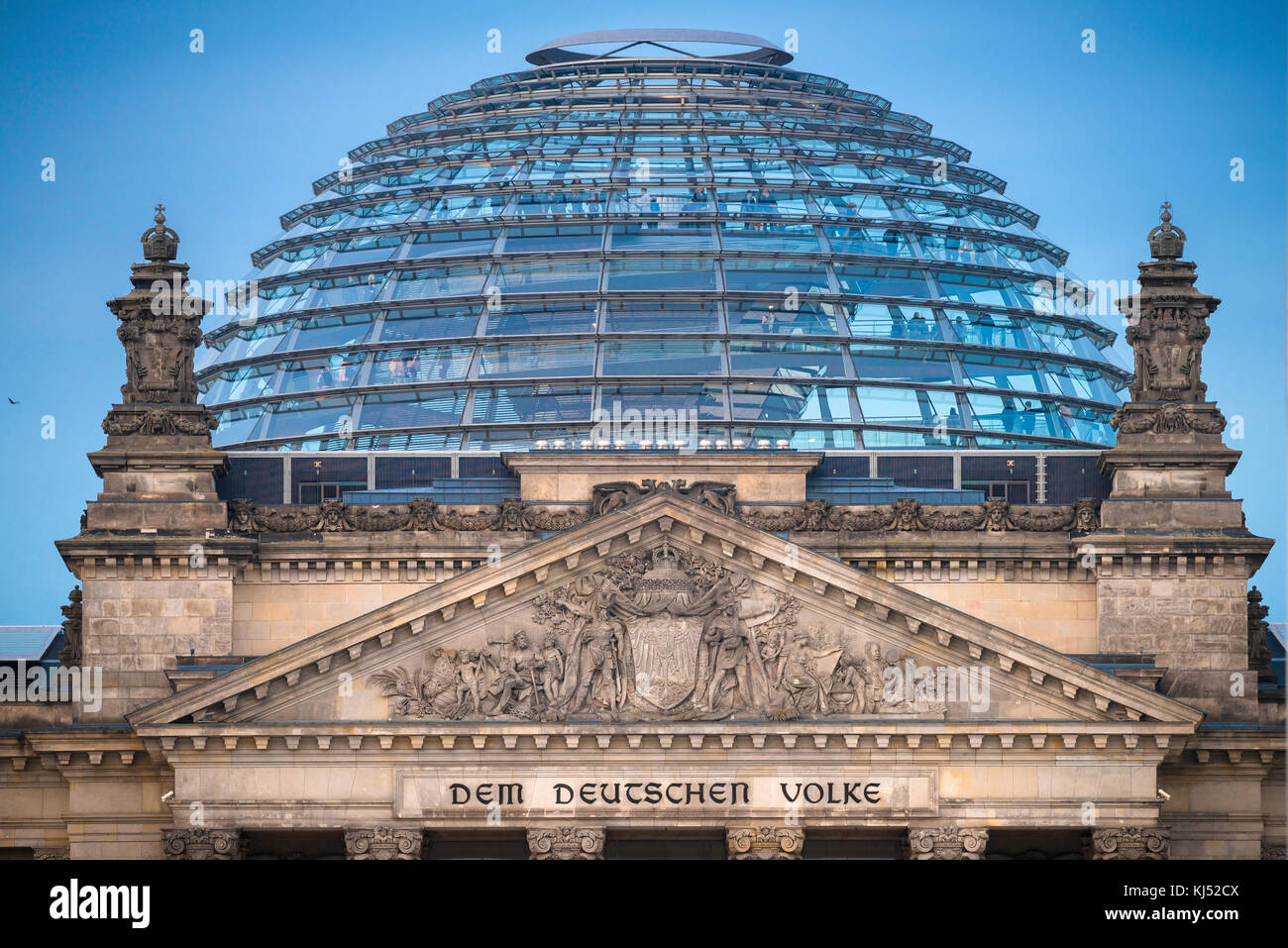 Berliner Reichstag Blick auf den Giebel und Glaskuppel des Reichstagsgebäudes in Berlin, Deutschland. Stockfoto