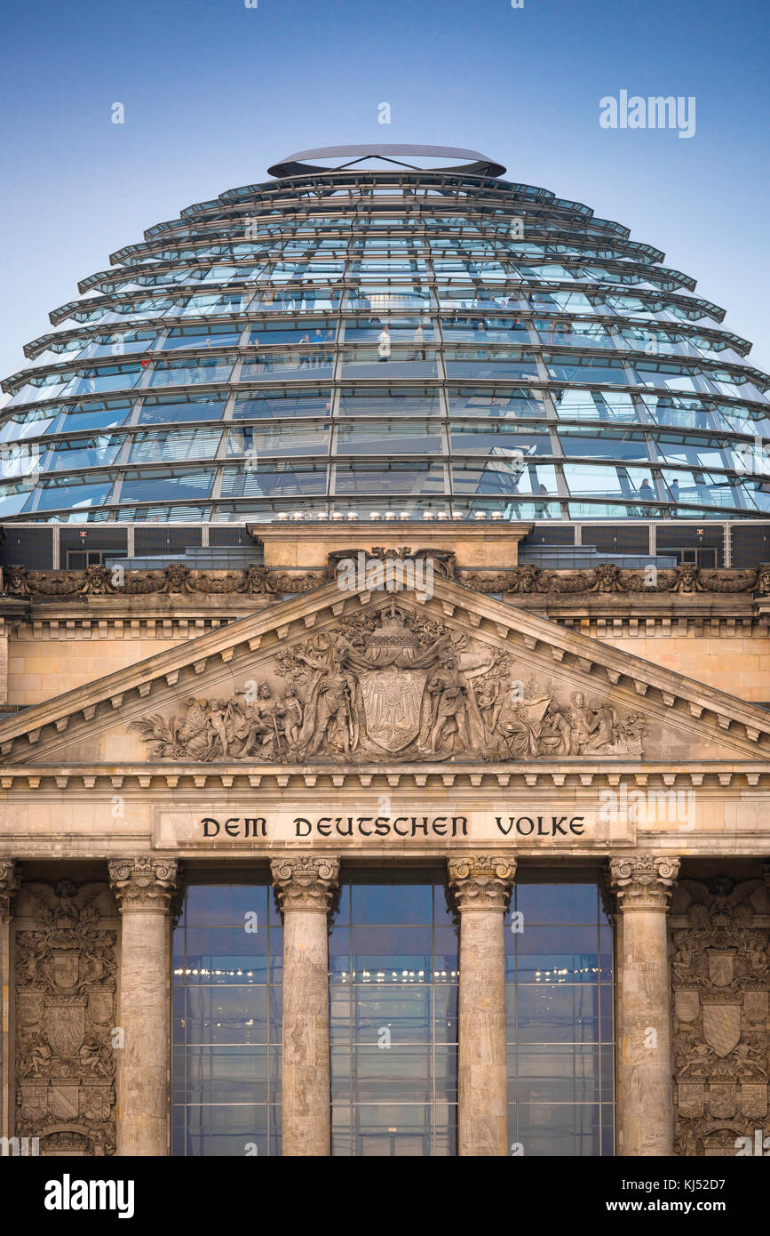 Reichstag Berlin Blick auf den Giebel und Glaskuppel des Reichstagsgebäudes in Berlin, Deutschland. Stockfoto