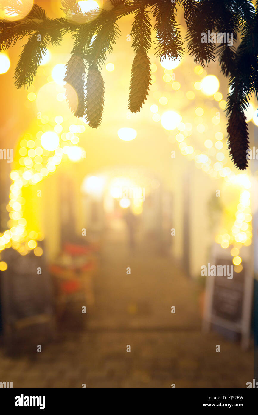 Weihnachten Verkauf Hintergrund; holiday Street Market mit Weihnachtsbaum Licht Dekoration und verschneiten Tannenzweigen; Stockfoto