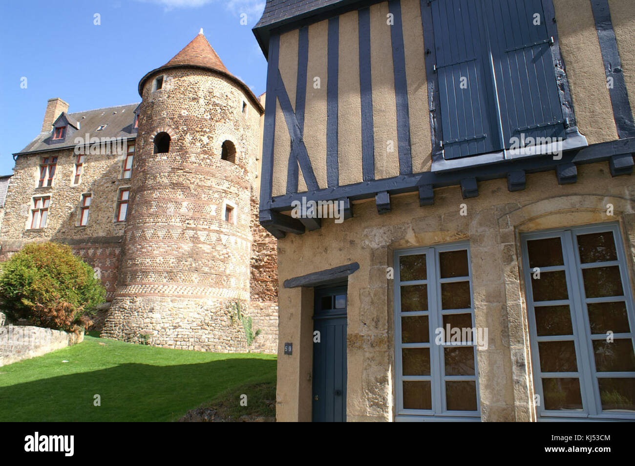 Der Titel bezieht sich auf Le Mans, eine Stadt in Frankreich, die für ihre reiche Geschichte und das berühmte 24-Stunden-Rennen von Le Mans bekannt ist, eines der prestigeträchtigsten Ausdauerrennen der Welt. Stockfoto