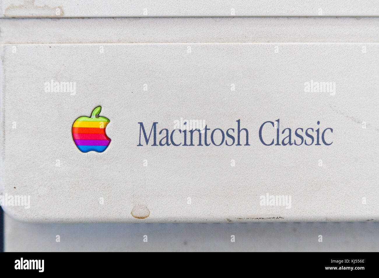 Buntes Apple-Logo auf Macintosh Classic-Computer. Stockfoto