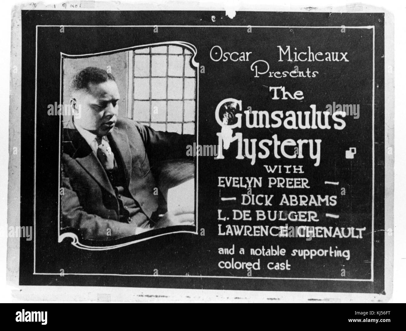 Eine Lobby für die 1921 Stummfilm "Die gunsaulus Geheimnis', das Plakat mit Oscar micheaux Wer war der Autor und Regisseur des Films, die er als erste große Afrikanisch-amerikanische Filmemacher gilt, geht der Film gehört zu einer Gattung genannt Rennen filmen, der für alle - schwarze Publikum, 1921 produziert wurden. Von der New York Public Library. Stockfoto