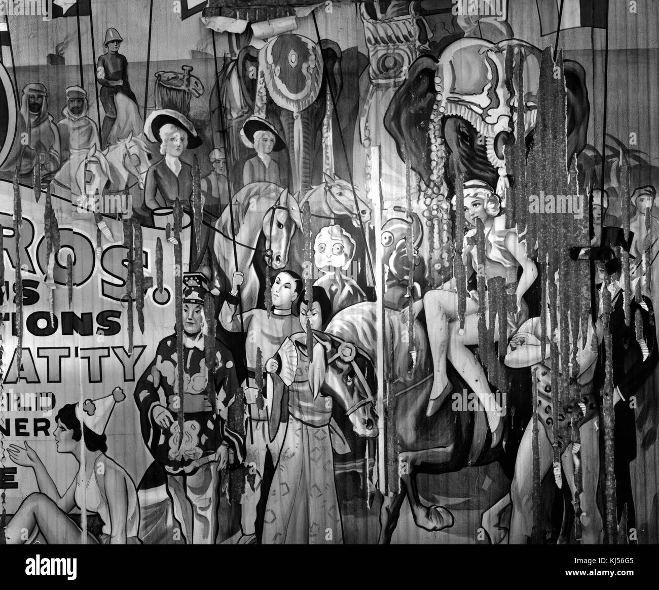 Eine Fotografie eines illustrierten Posters für den Zirkus, das Poster wurde an eine Wand geklebt und ist abblätternd zu sehen, die Illustration zeigt Darsteller in vielen verschiedenen Kostümen, bestehend aus verschiedenen historischen Themen aus der ganzen Welt, Pferde und Elefanten sind ebenfalls zu sehen, Alabama, 1935. Aus der New York Public Library. Stockfoto