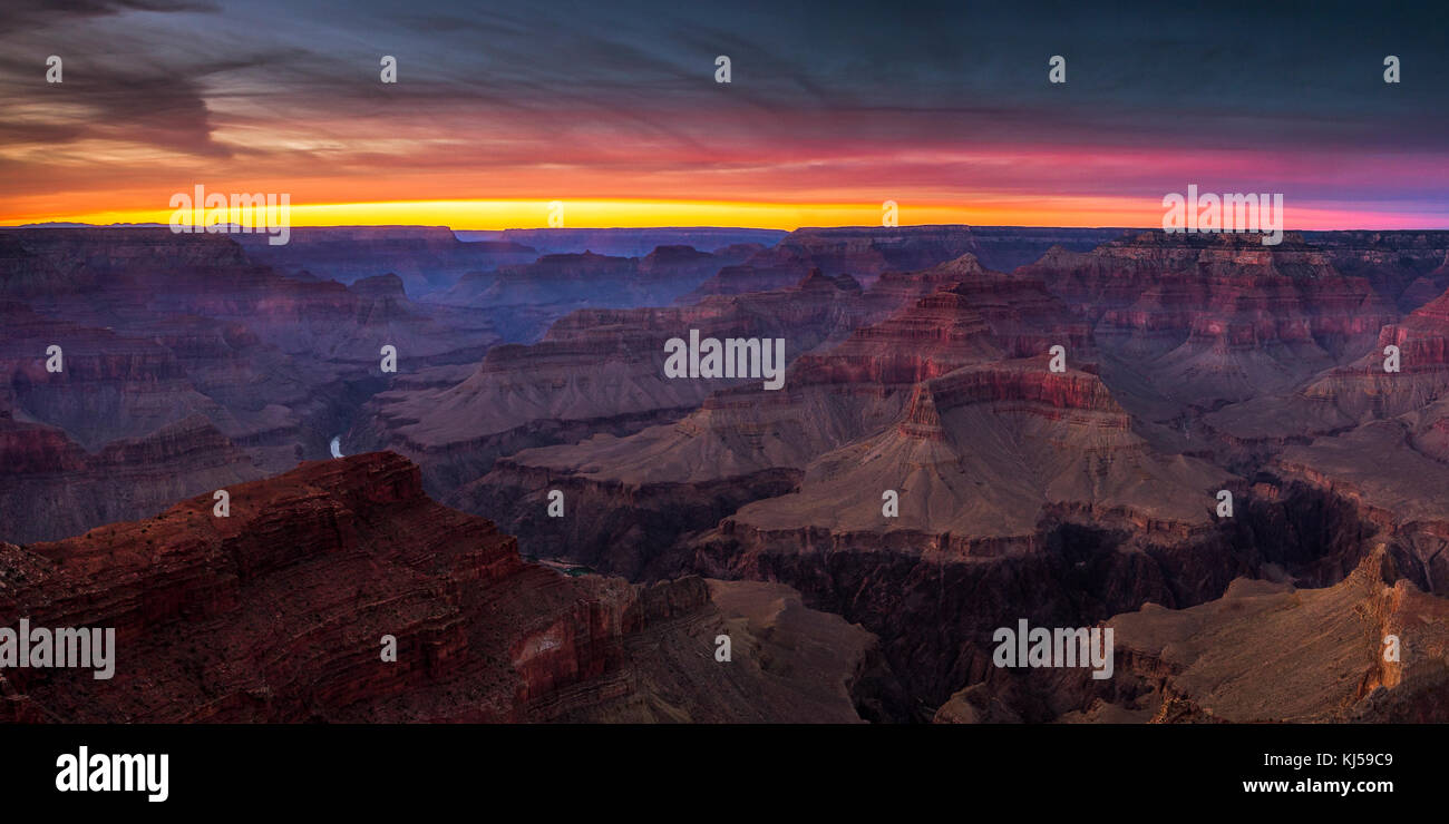 Pulsierende Himmel nach Sonnenuntergang über dem Grand Canyon bei dir Hopi Point übersehen Stockfoto