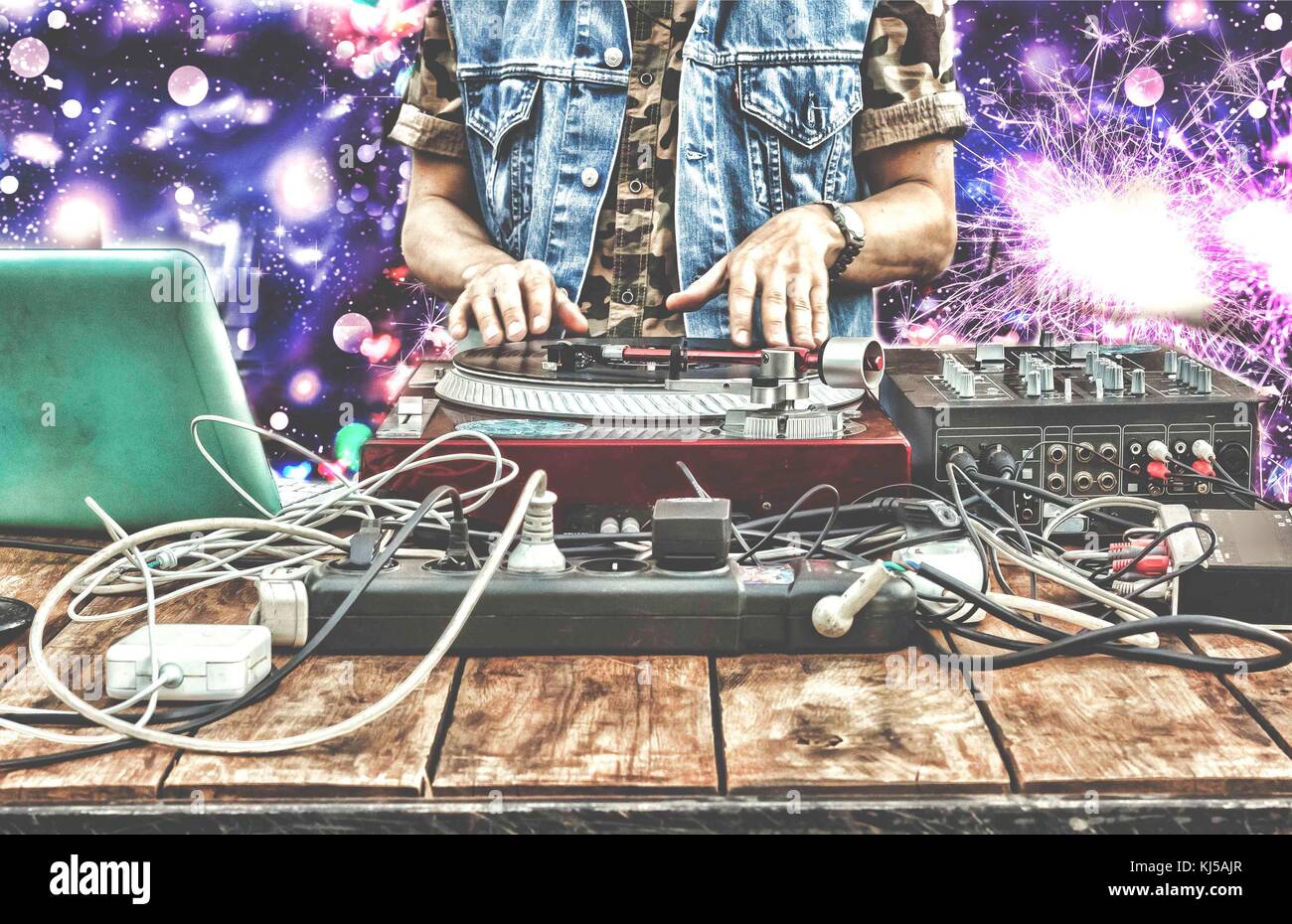 9. März. Welt Tag dj. dj Musik mixer closeup. dj an der Fernbedienung in einem Nachtclub, auf private Party oder am Strand auf dem Hintergrund der Stockfoto