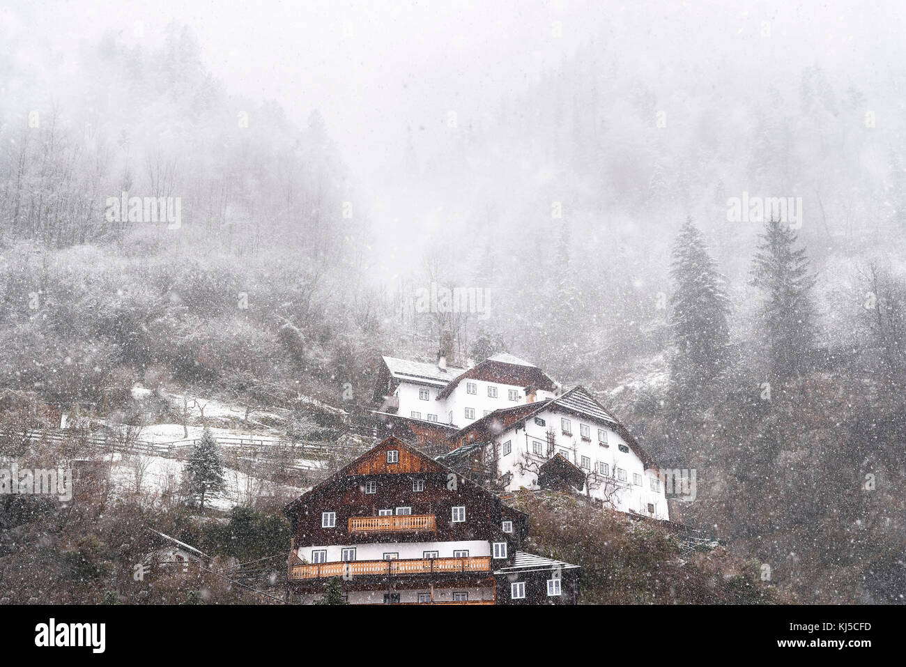 Winterlandschaft mit einem dichten Schneefall über ein österreichisches Dorf, Hallstatt, gelegen auf dem Dachsteinmassiv, einer der Welterbestätten in Österreich. Stockfoto