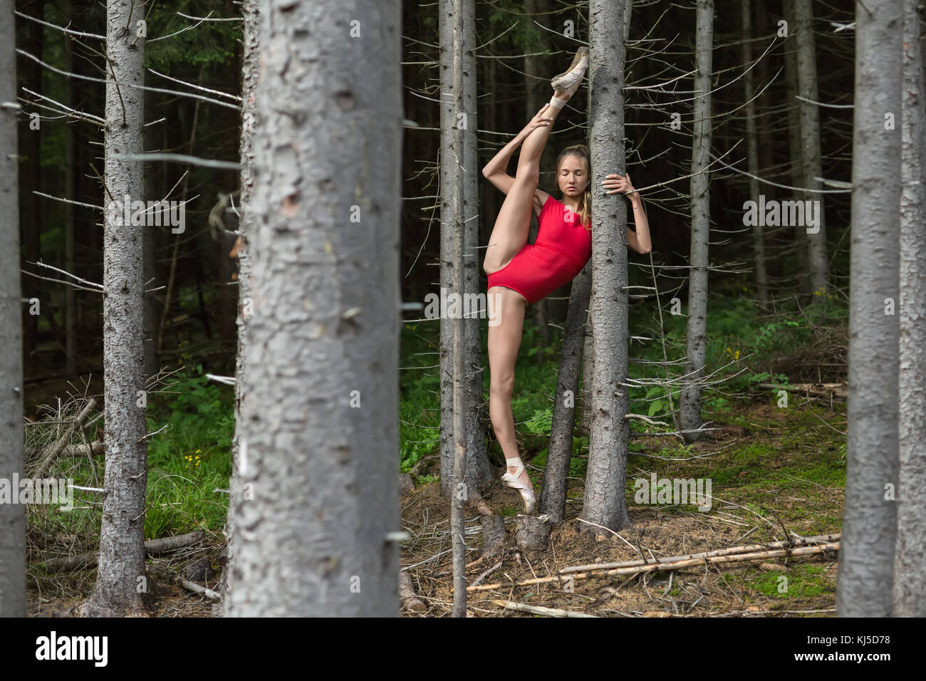 Balletttänzerin posiert im Freien Stockfoto