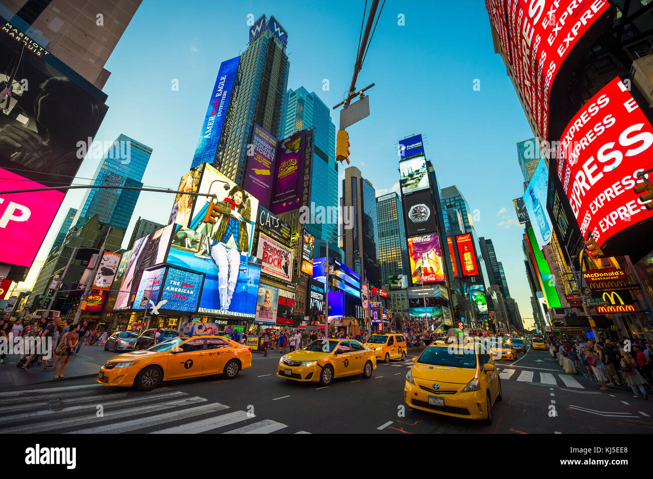 NEW YORK CITY - 23. AUGUST 2017: Helles Neon signage blinkt über Massen und taxi Datenverkehr, der an den Times Square der Veranstaltungsort der berühmten New Stockfoto