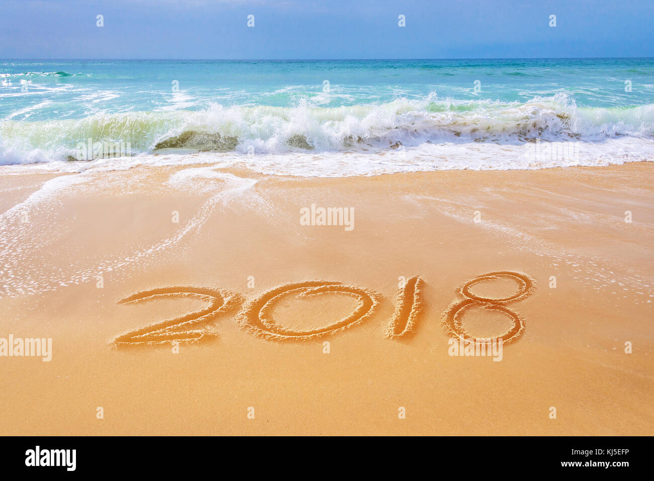 2018 auf dem Sand des Strandes geschrieben, Reisen 2018 neues Jahr Konzept Stockfoto