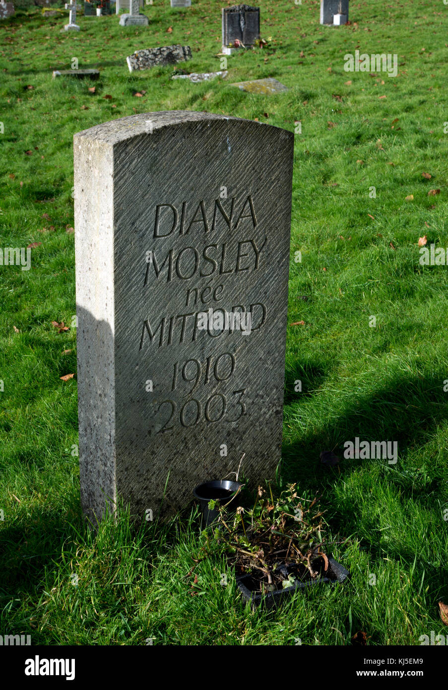 Diana Mosley Grab, St. Mary's Friedhof, Swinbrook, Oxfordshire, England, Großbritannien Stockfoto
